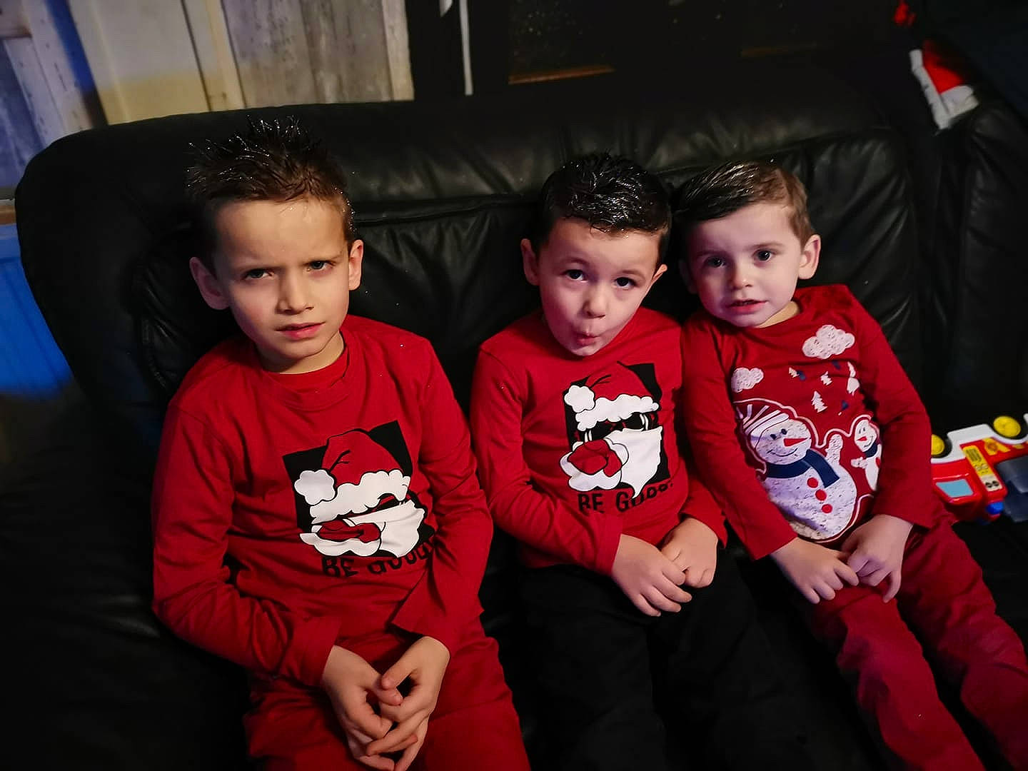 Esteban a rejoint le concours — aidez-le/la à gagner de superbes lots ! boy, child, event, fun, person, product, red, smile, surprise, t_shirt