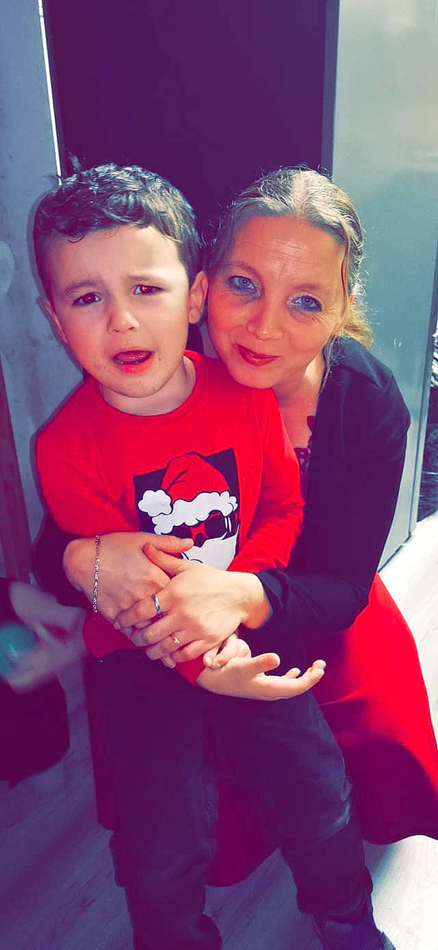 Esteban participe au concours pour gagner de l'argent avec cette photo : beauty, child, cool, day, fashion, fun, girl, hairstyle, human, human_hair_color, interaction, organ, people, person, pink, product, purple, red, skin, smile