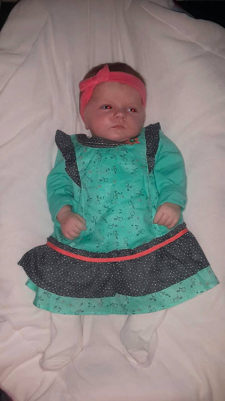 Leslie a rejoint le concours — aidez-le/la à gagner de superbes lots ! cake, cake_decorating, child, eye, fondant, fun, girl, green, hair_accessory, headgear, infant, outerwear, person, pink, product, sitting, smile, sugar_paste, textile, toddler