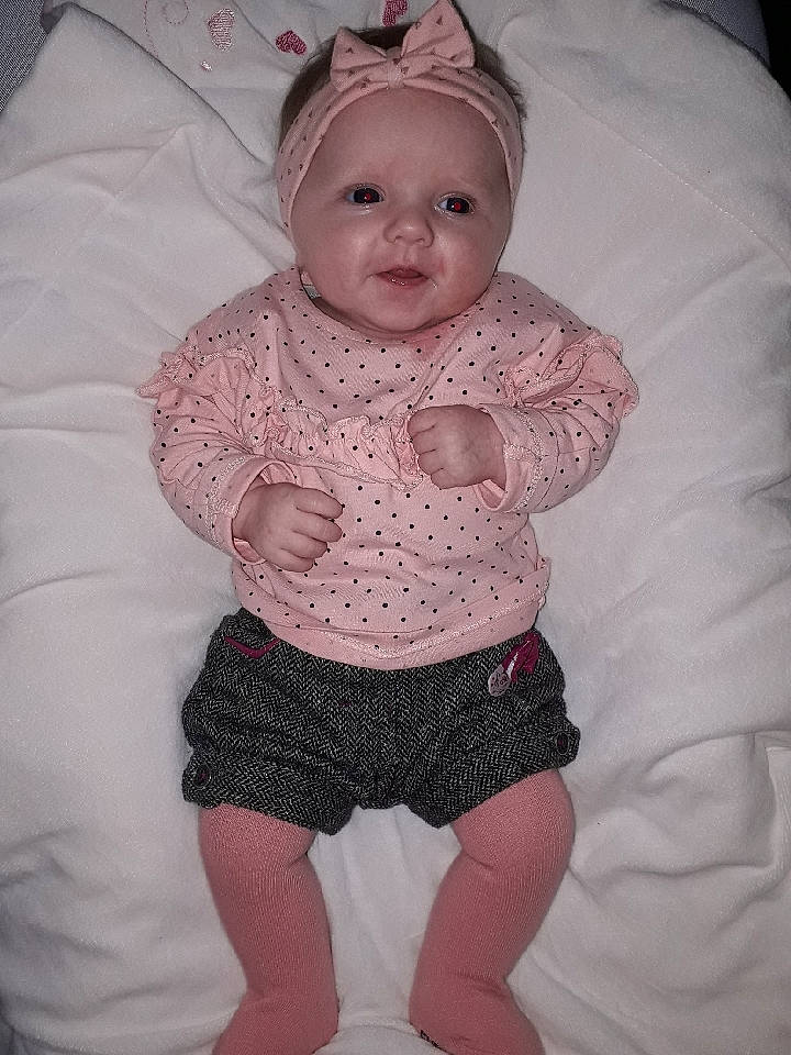 Leslie a rejoint le concours — aidez-le/la à gagner de superbes lots ! cheek, child, eye, girl, hair_accessory, headgear, human_hair_color, infant, iris, knitting, outerwear, pattern, person, pink, product, skin, sleeve, smile, textile, toddler