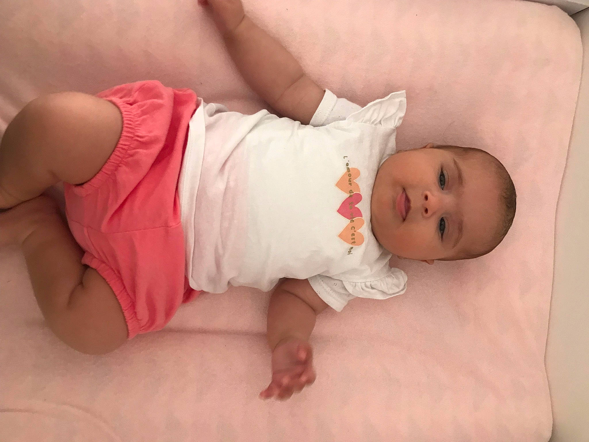 Charlotte a rejoint le concours — aidez-le/la à gagner de superbes lots ! baby, baby_toddler_clothing, comfort, elbow, eye, facial_expression, finger, flooring, headgear, human, human_body, knee, linens, mouth, person, skin, sleeve, stomach, textile, thigh