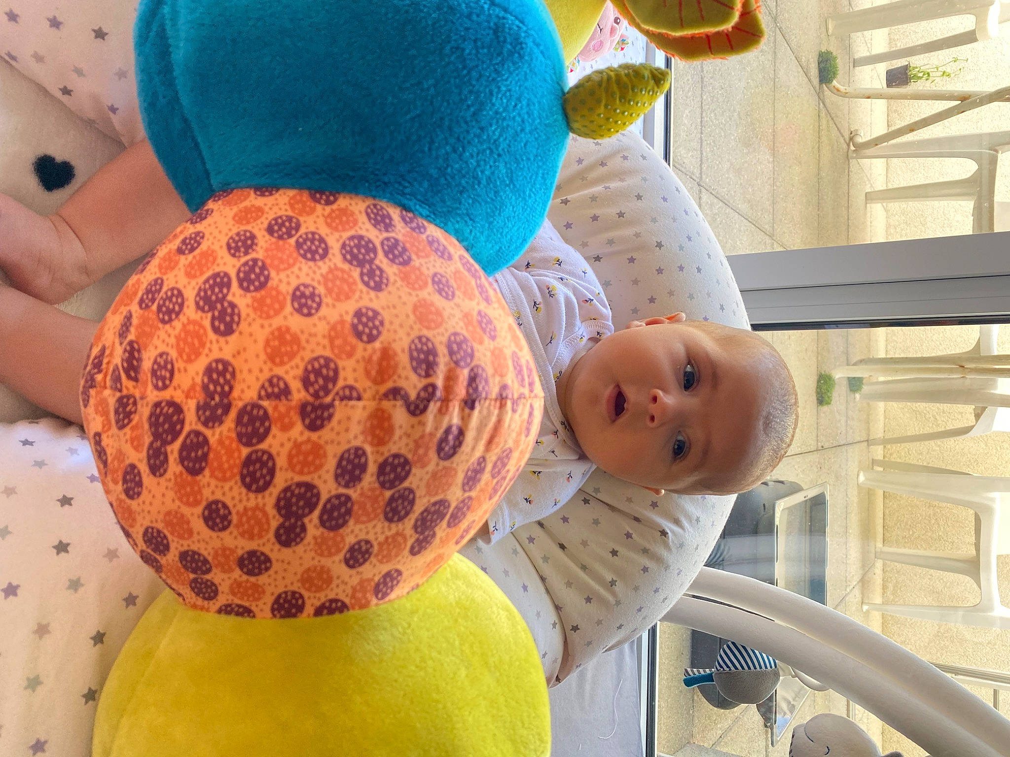 Charlotte participe au concours pour gagner de l'argent avec cette photo : abdomen, baby, baby_products, chair, child, circle, comfort, fruit, fun, happy, human_leg, leisure, party_supply, pattern, person, room, sitting, smile, thigh, toddler