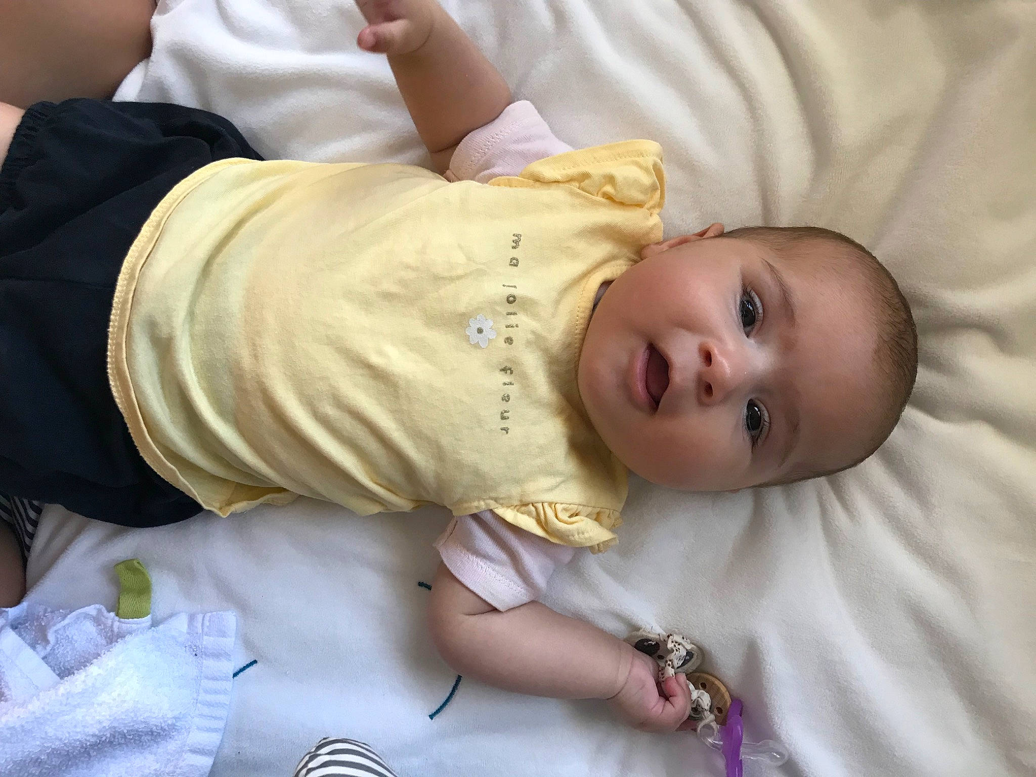 Charlotte participe au concours pour gagner de l'argent avec cette photo : baby, baby_products, baby_safety, baby_toddler_clothing, bedtime, cheek, child, comfort, elbow, happy, jewellery, linens, mouth, nose, person, sitting, skin, sleep, sleeve, toddler