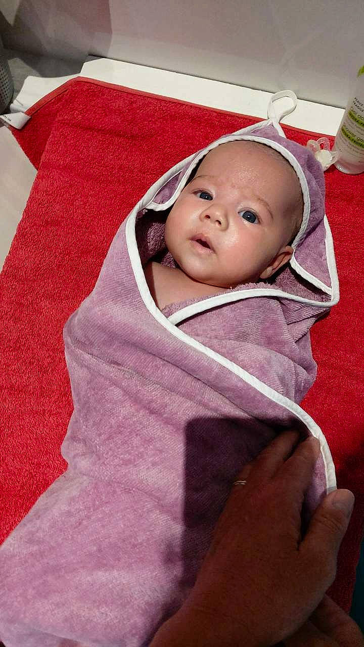 Mïa a rejoint le concours — aidez-le/la à gagner de superbes lots ! baby, baby_products, baby_toddler_clothing, carmine, cheek, comfort, fun, happy, headgear, linens, lip, magenta, nose, person, pink, sitting, skin, sleeve, thumb, toddler