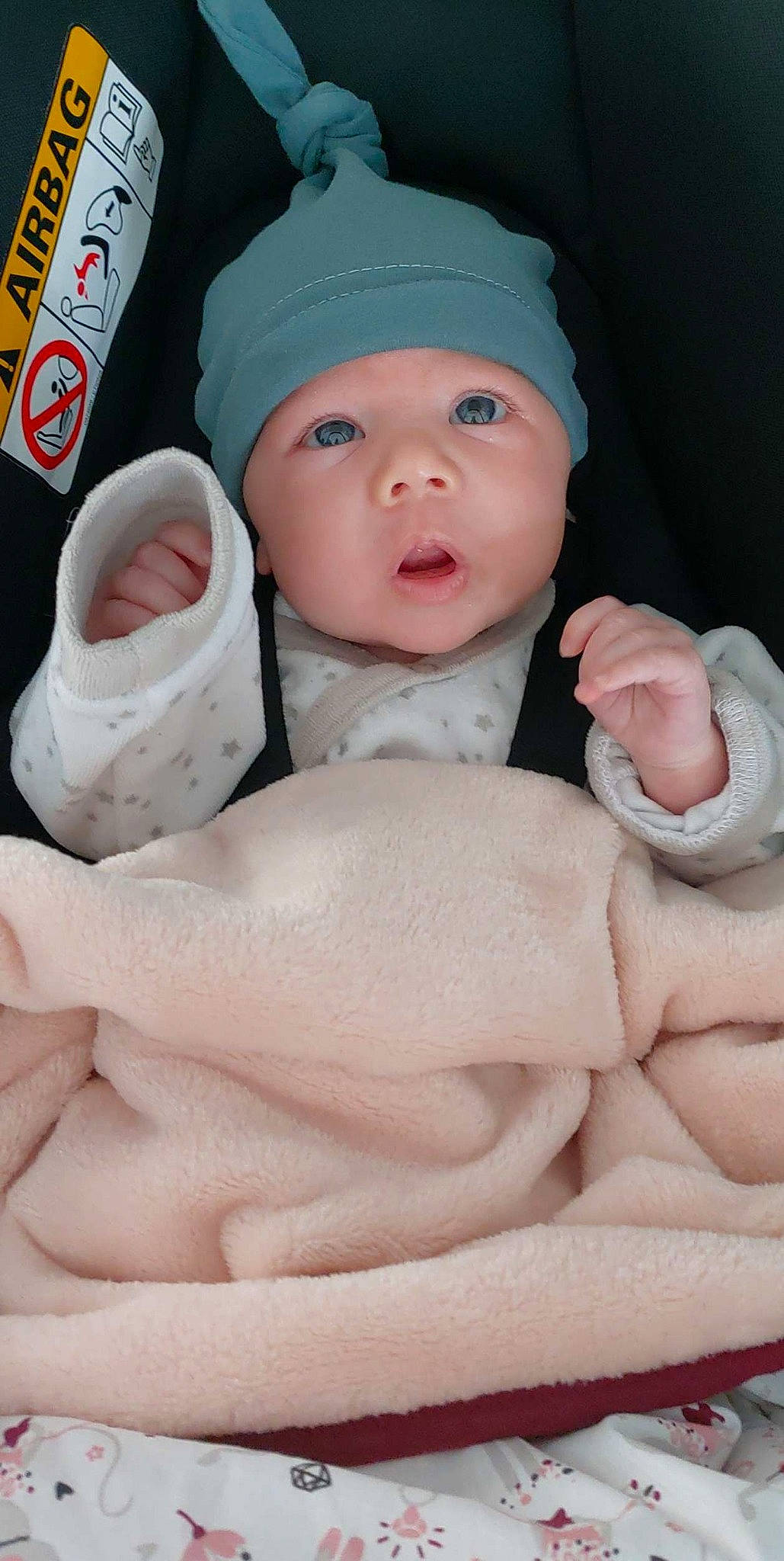 Mïa a rejoint le concours — aidez-le/la à gagner de superbes lots ! baby, baby_toddler_clothing, cap, cheek, child, chin, comfort, eye, eyebrow, finger, hand, headwear, human_body, lip, mouth, nail, nose, person, pink, skin