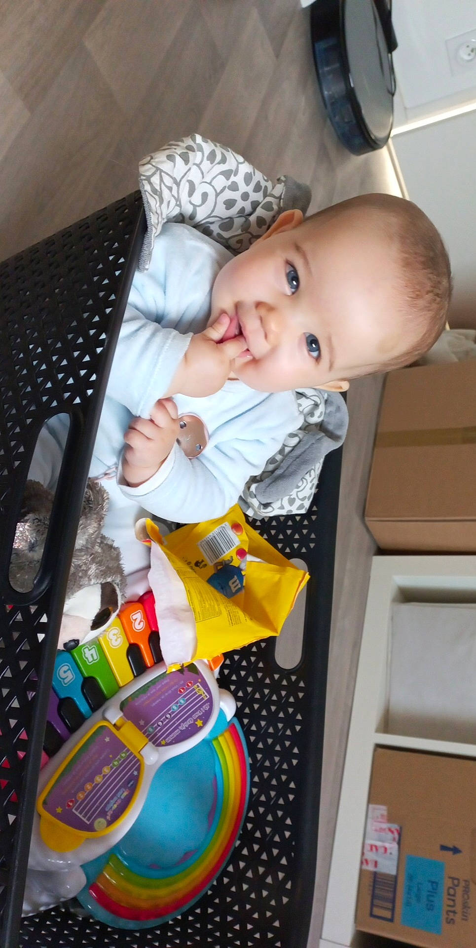 Mïa participe au concours pour gagner de l'argent avec cette photo : audio_equipment, baby, baby_products, baby_safety, baby_toddler_clothing, baby_toys, child, clothing, comfort, pattern, person, remote_control, room, sitting, textile, toddler