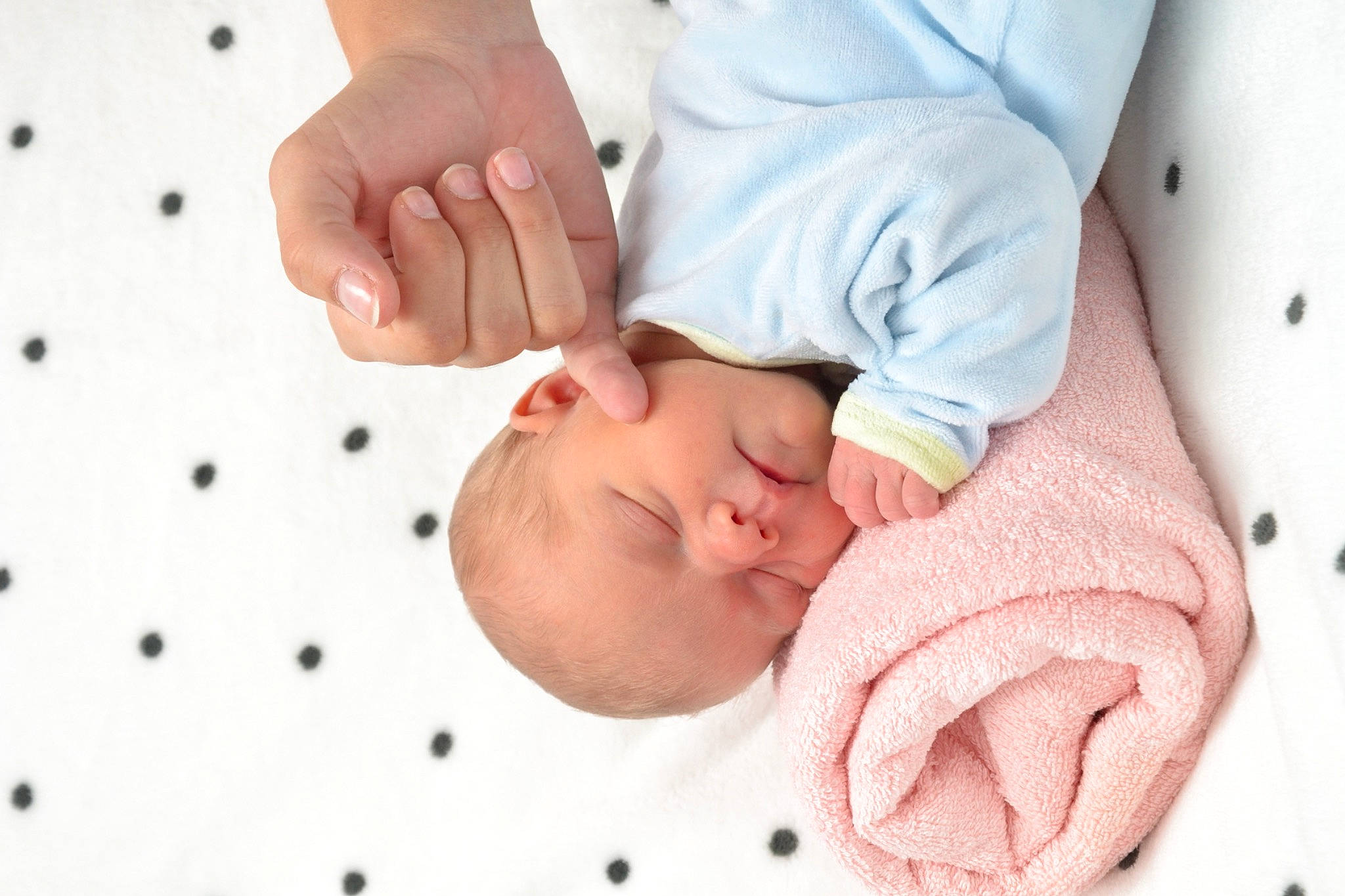 Maëlie participe au concours pour gagner de l'argent avec cette photo : baby, baby_sleeping, bedtime, birth, child, finger, hand, nose, organism, person, photography, skin, toddler