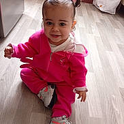 Alya participe au concours pour gagner de l'argent avec cette photo : bag, casual_wear, child, cute, floor, hair_bows, happy, home, indoor, person, pink_clothing, playful, pony_tails, sitting, small_stool, smiling, sneakers, toddler, wooden_floor, young_child