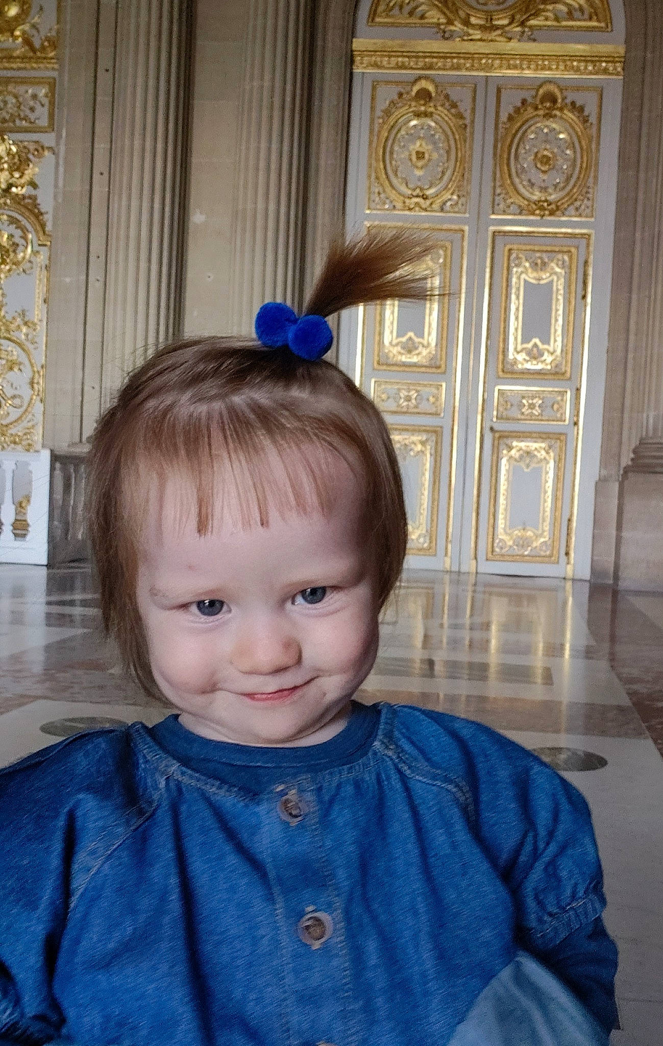 Leiya a rejoint le concours — aidez-le/la à gagner de superbes lots ! azure, baby_toddler_clothing, bangs, blond, cheek, child, chin, door, electric_blue, eye, facial_expression, hairstyle, iris, joy, organ, pattern, person, sleeve, smile, standing