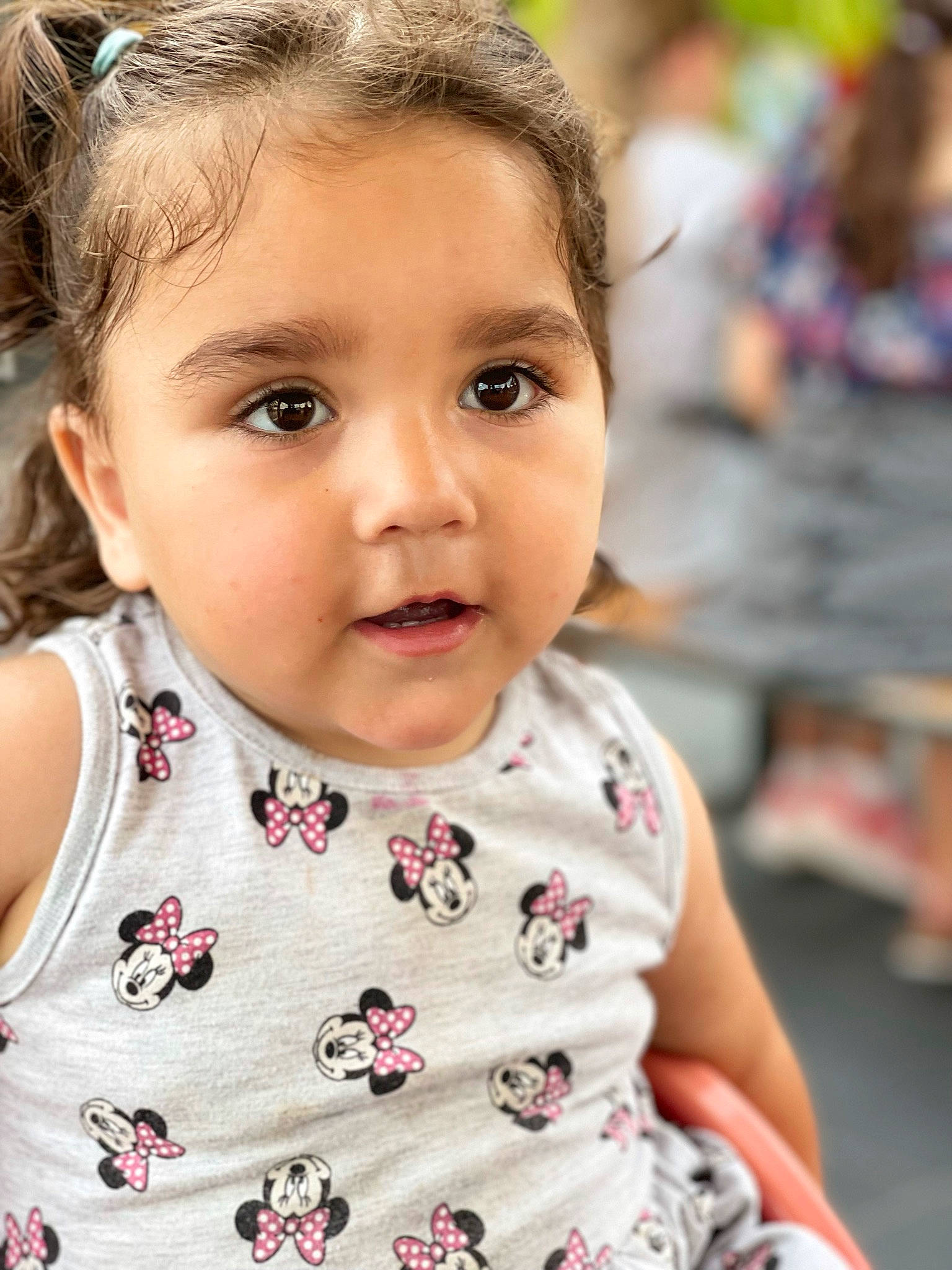 Sila participe au concours pour gagner de l'argent avec cette photo : baby_toddler_clothing, cheek, chin, eye, eyelash, facial_expression, fashion, fun, hair, hairstyle, happy, iris, lip, mammal, nose, person, photograph, skin, sleeve, toddler