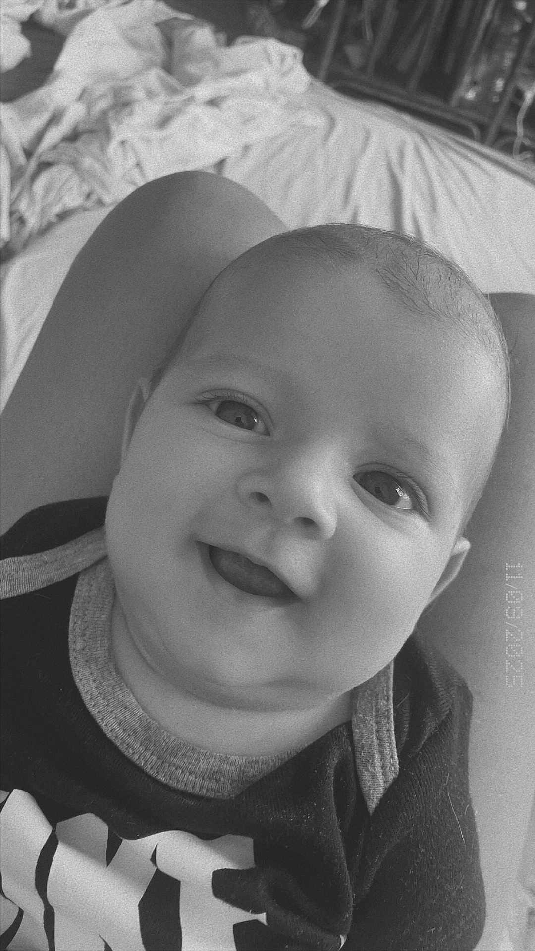 Kassïm a rejoint le concours — aidez-le/la à gagner de superbes lots ! baby, smiling, close_up, face, infant, happy, portrait, child, eyes, mouth, skin, clothing, lying_down, comfort, cute, young, head, expression, person, black_and_white