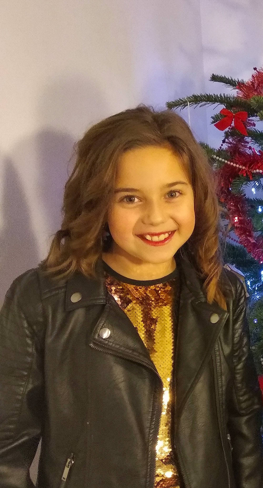 Chloé a rejoint le concours — aidez-le/la à gagner de superbes lots ! blond, brown_hair, christmas_decoration, christmas_ornament, clothing, collar, eyebrow, facial_expression, fashion, hair, hairstyle, holiday, iris, jacket, joy, leather, leather_jacket, long_hair, outerwear, person