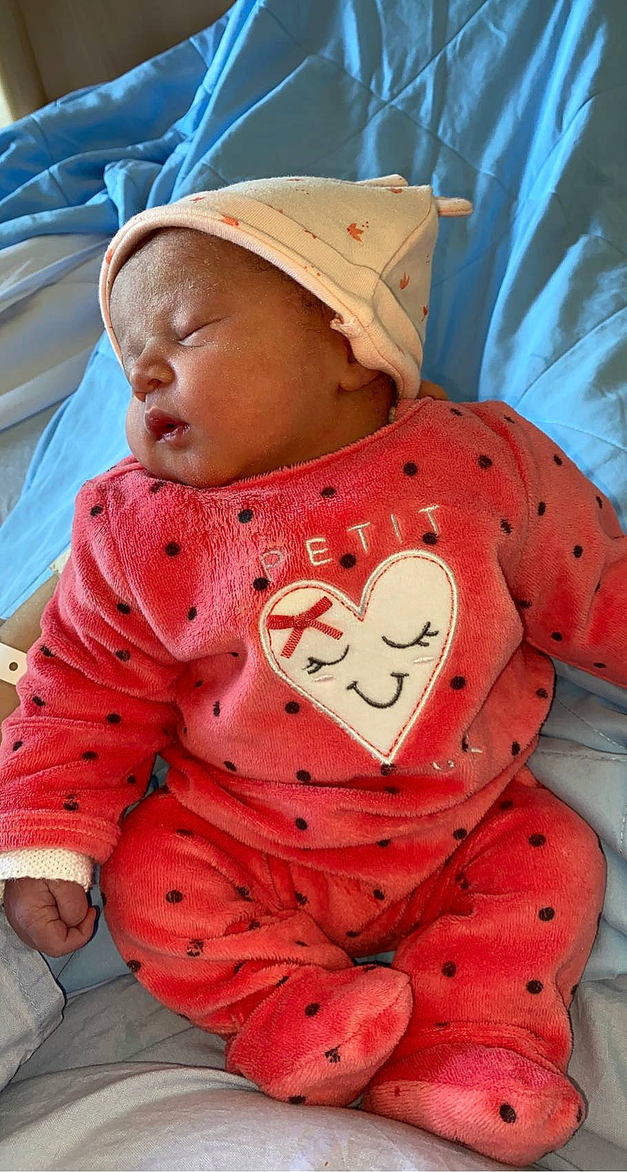 Sabrina a rejoint le concours — aidez-le/la à gagner de superbes lots ! baby, baby_products, baby_safety, baby_toddler_clothing, carmine, child, comfort, face, hat, human_body, linens, mouth, nose, orange, person, pink, red, skin, sleeve, toddler