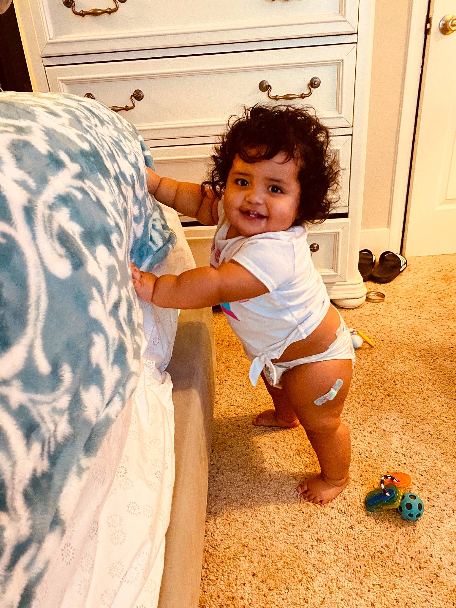 Azucena is registered to the contest to win money with this photo: baby, child, floor, flooring, happy, joy, leg, people, person, play, room, shoulder, skin, smile, toddler, vacation, yellow