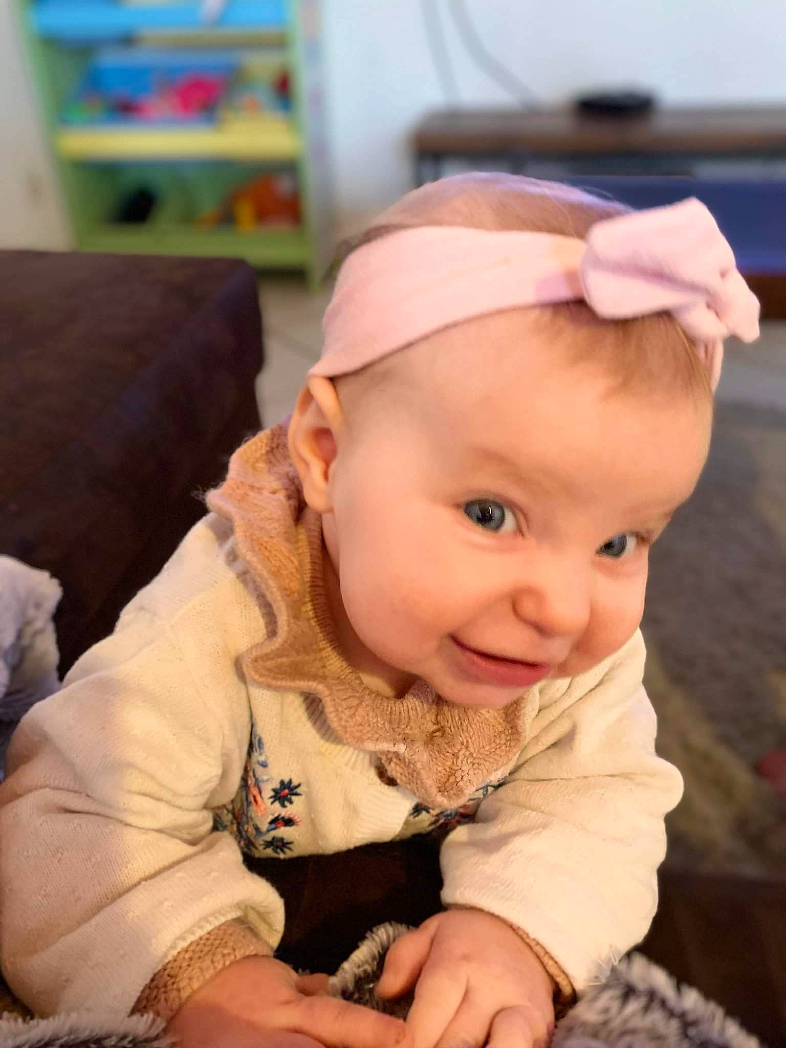 Lili a rejoint le concours — aidez-le/la à gagner de superbes lots ! baby, baby_toddler_clothing, cap, cheek, child, comfort, eye, fashion_accessory, flooring, fun, fur, happy, hat, iris, person, portrait_photography, sitting, skin, sleeve, smile