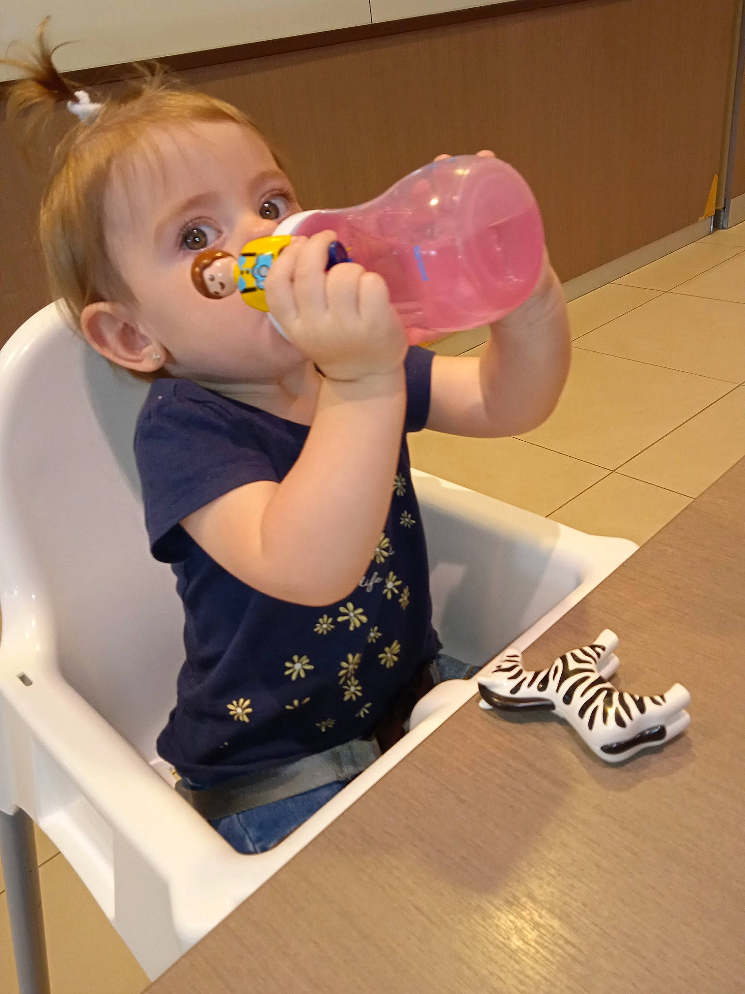 Myléna a rejoint le concours — aidez-le/la à gagner de superbes lots ! baby, baby_bottle, baby_products, baby_toddler_clothing, bottle, child, drink, drinking, drinkware, finger, fun, happy, nail, party_supply, person, plastic, plastic_bottle, play, room, sitting