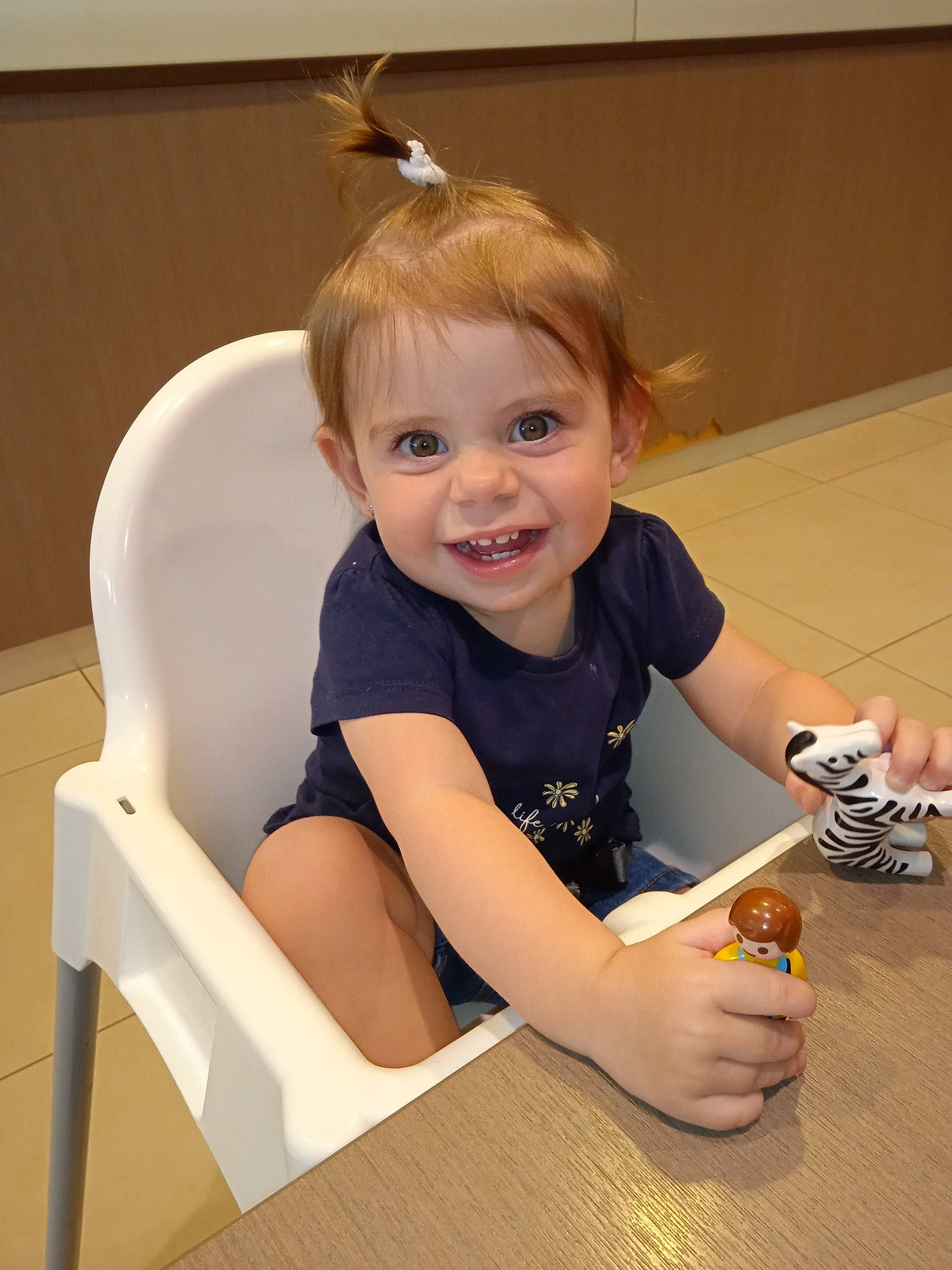 Myléna a rejoint le concours — aidez-le/la à gagner de superbes lots ! arm, baby, baby_toddler_clothing, child, comfort, finger, flooring, fun, hand, happy, joy, leg, person, sitting, skin, sleeve, smile, t_shirt, table, thumb