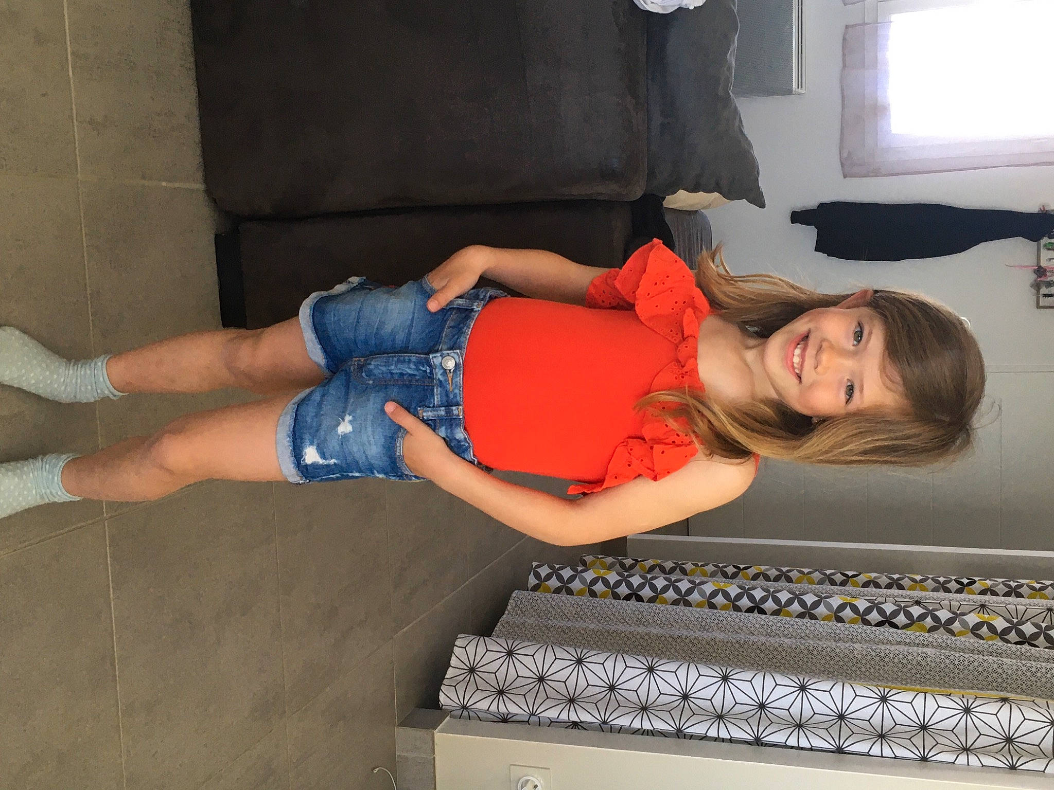 Eva a rejoint le concours — aidez-le/la à gagner de superbes lots ! child, comfort, couch, dress, elbow, electric_blue, floor, flooring, fun, human_leg, joint, joy, knee, lap, leg, person, shorts, shoulder, sock, t_shirt