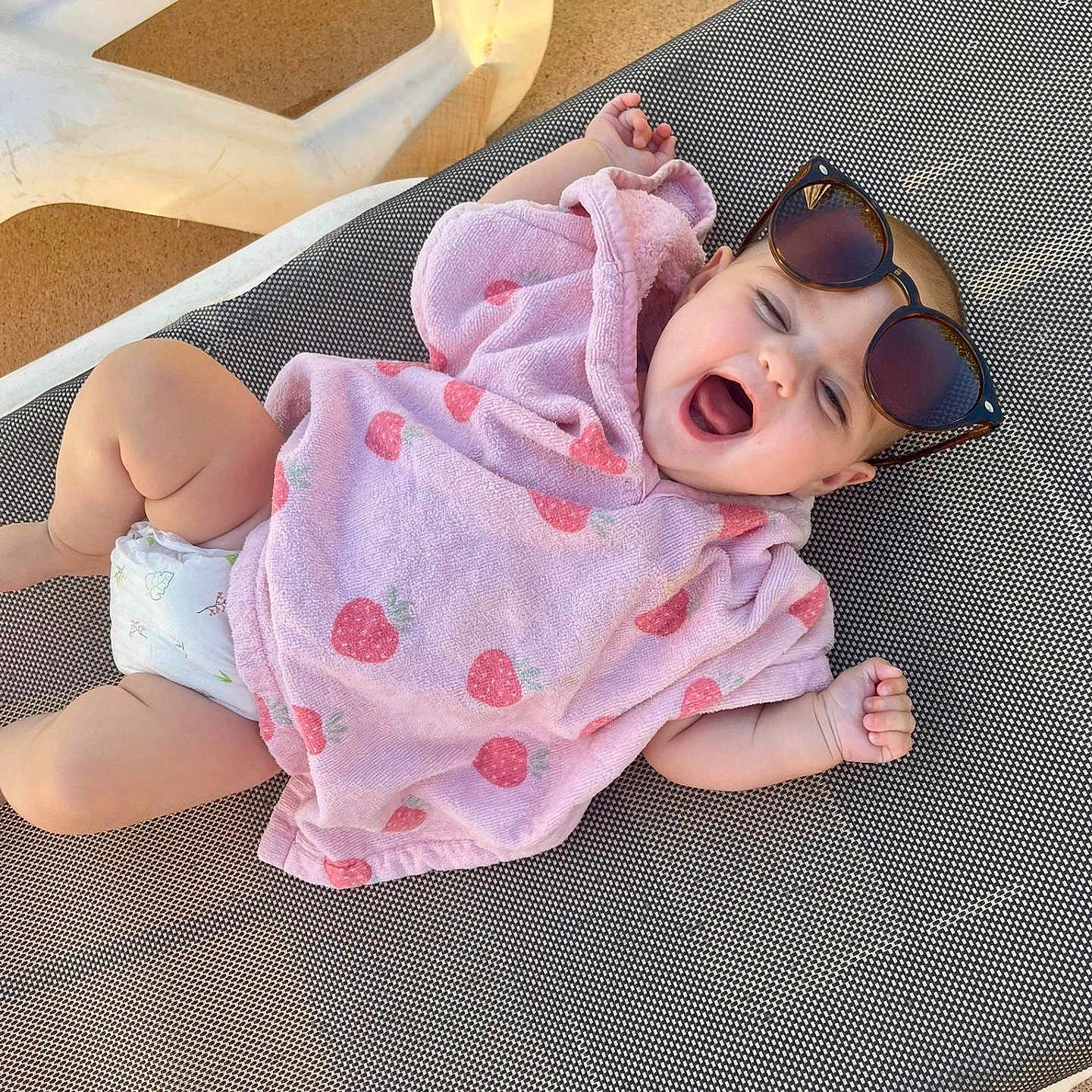 Jade participe au concours pour gagner de l'argent avec cette photo : baby, child, cute, daylight, diaper, happy, infant, leisure, outdoor, person, pink, relaxing, skin, smiling, strawberry_pattern, summer, sun_lounger, sunglasses, towel, yawning
