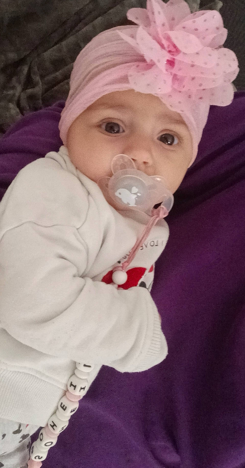 Soheïla a rejoint le concours — aidez-le/la à gagner de superbes lots ! baby, bonnet, cheek, child, head, headgear, headwear, lip, mouth, nose, person, pink, smile, toddler