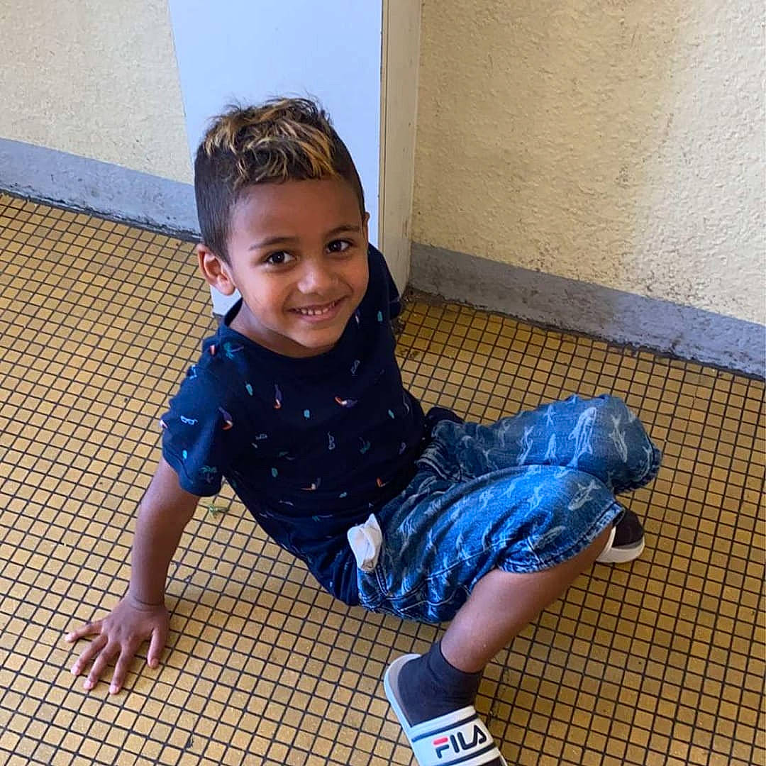 Noha participe au concours pour gagner de l'argent avec cette photo : blue, child, cool, floor, flooring, joy, leg, person, play, shoe, sitting, smile, toddler, vacation