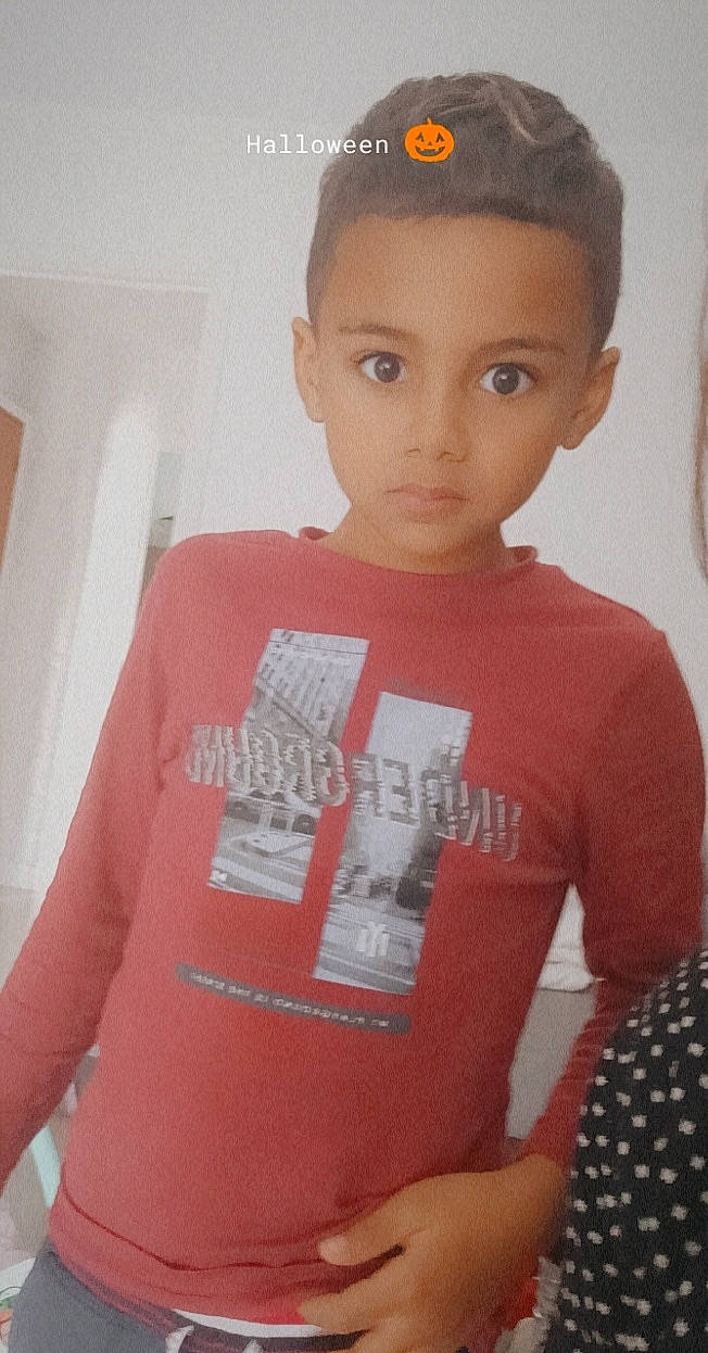 Noha a rejoint le concours — aidez-le/la à gagner de superbes lots ! child, child_model, forehead, neck, person, shoulder, sleeve, t_shirt, top