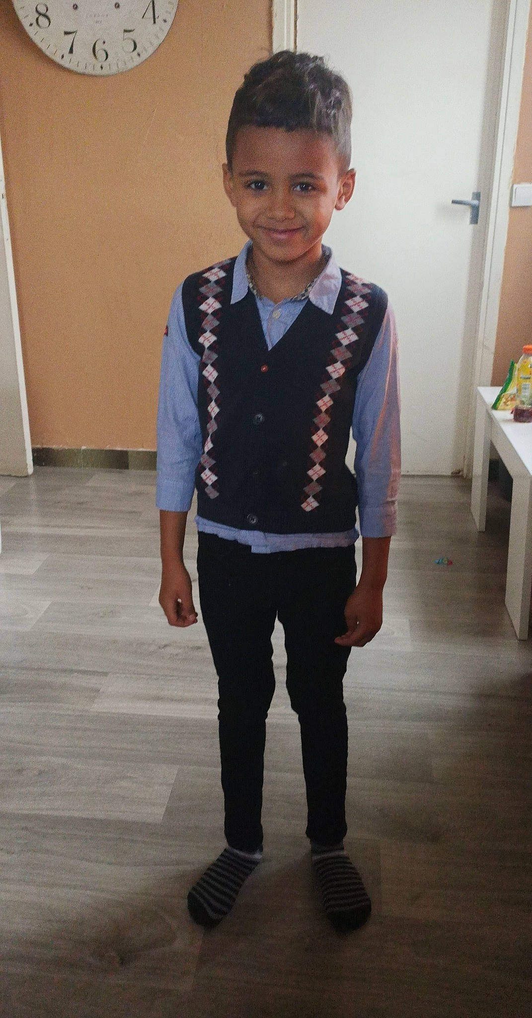 Noha participe au concours pour gagner de l'argent avec cette photo : child, child_model, clothing, formal_wear, joy, outerwear, person, standing, suit, tuxedo, uniform, vest