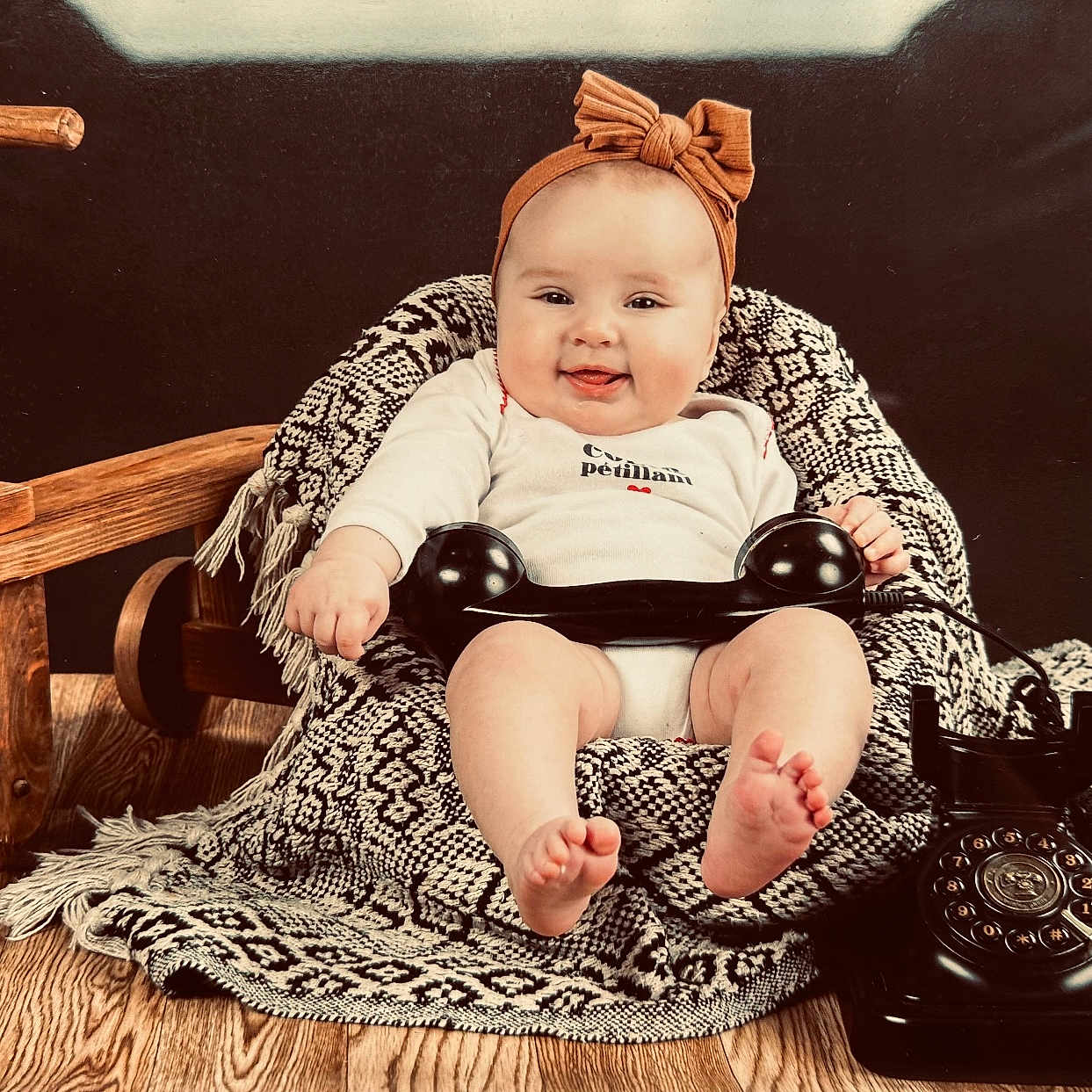 Sanah a rejoint le concours — aidez-le/la à gagner de superbes lots ! baby, chair, clothing, dress, electronics, face, footwear, furniture, happy, hardwood, head, pants, person, phone, photography, portrait, shoe, sitting, smile, wood