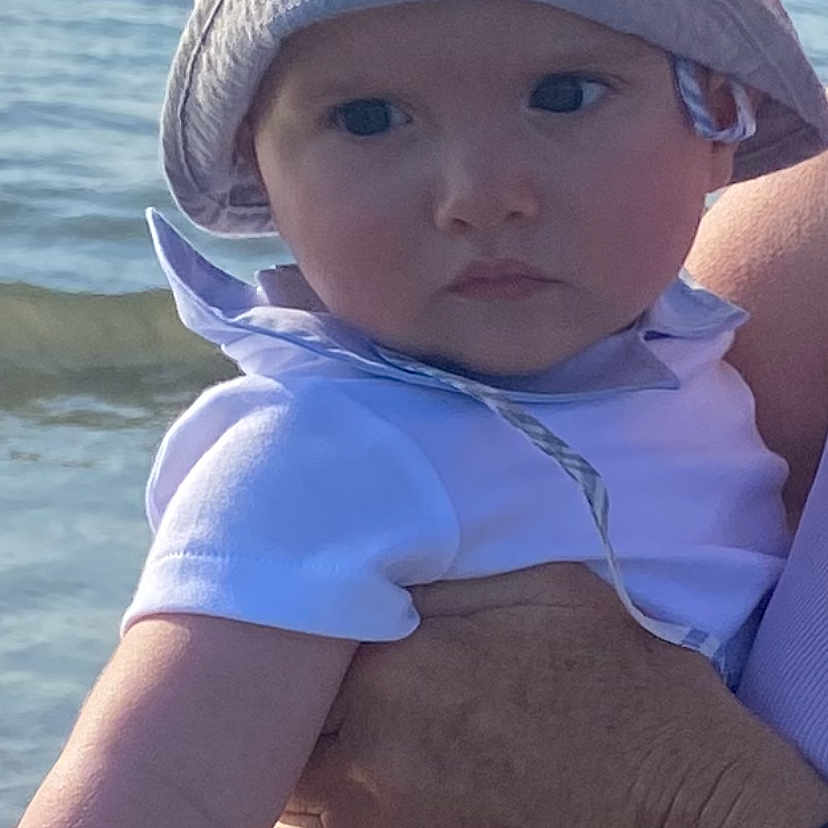Tom a rejoint le concours — aidez-le/la à gagner de superbes lots ! baby, baseballcap, beach, bodypart, bonnet, cap, clothing, coast, face, finger, hand, hat, head, pants, person, photography, portrait, shorts, sunhat, swimwear