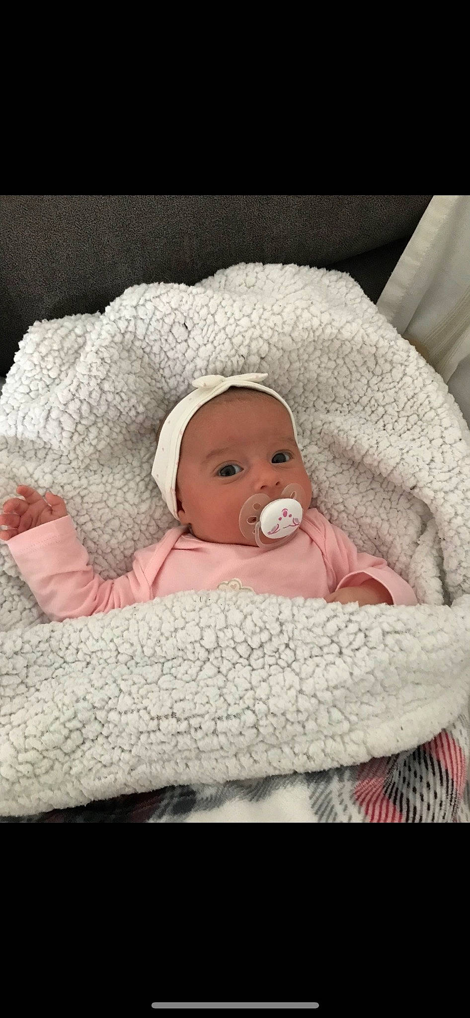 Eloïse participe au concours pour gagner de l'argent avec cette photo : baby, baby_products, baby_sleeping, baby_toddler_clothing, beanie, cap, cheek, child, comfort, face, fashion_accessory, headgear, knit_cap, linens, person, pink, portrait_photography, room, sitting, skin