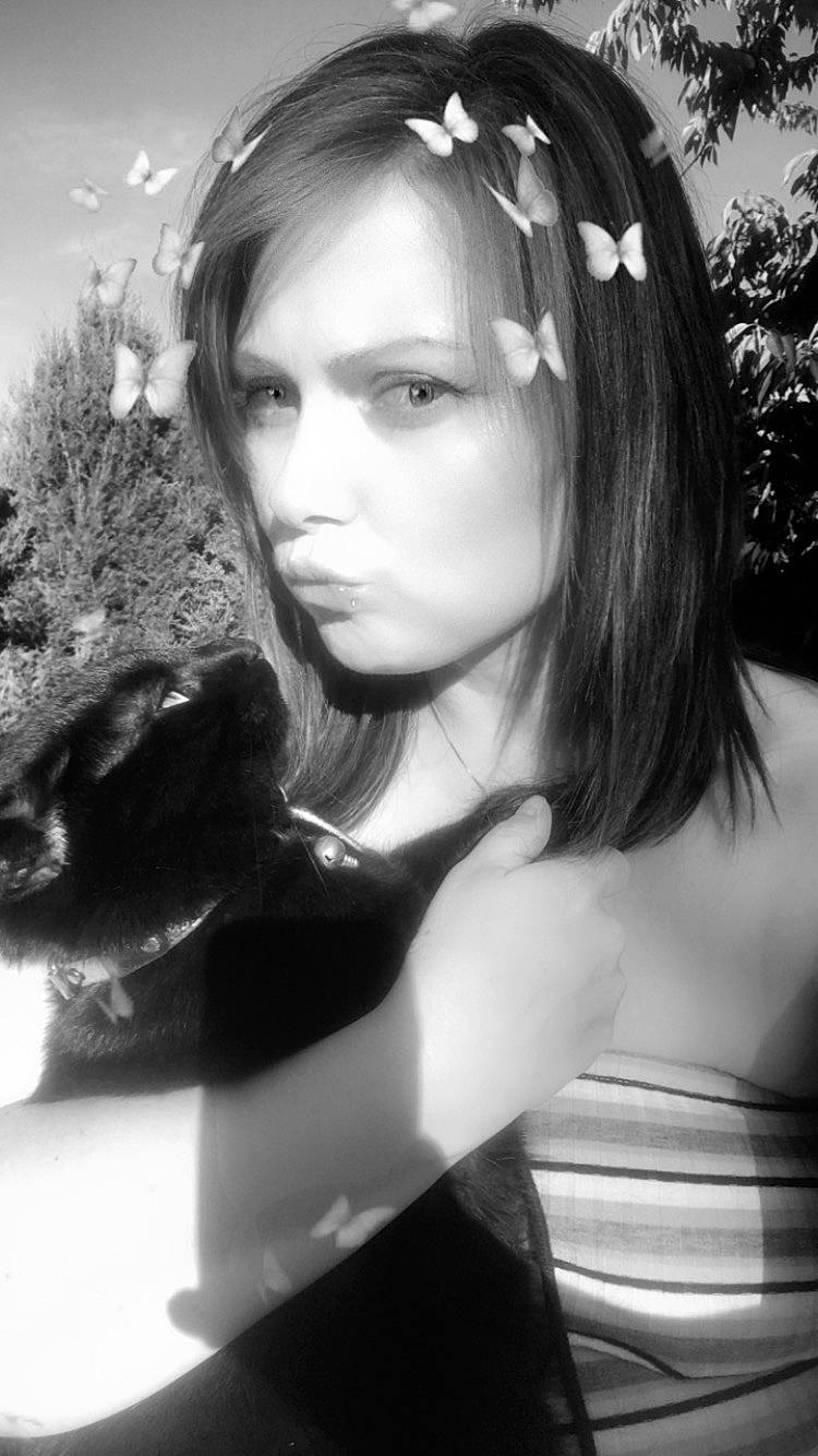 Crokmou a rejoint le concours — aidez-le/la à gagner de superbes lots ! beauty, black, black_and_white, black_hair, eye, hair, hair_accessory, hairstyle, hand, headgear, headpiece, lip, long_hair, monochrome, monochrome_photography, photo_shoot, photography, portrait, tree, white