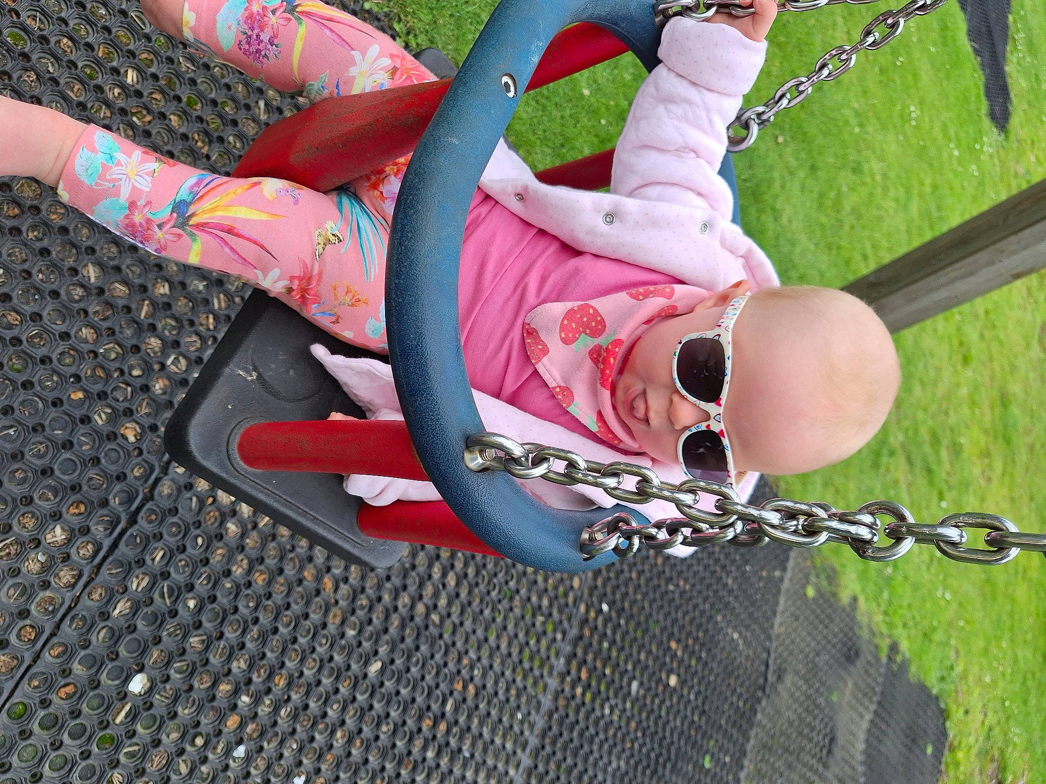 Jazmin is registered to the contest to win money with this photo: baby_products, bicycle_handlebar, carmine, eyewear, fashion_accessory, fun, grass, human_leg, knee, leisure, magenta, nail, pattern, person, personal_protective_equipment, pink, recreation, sunglasses, thigh, toddler