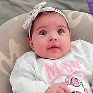 Yasmine a rejoint le concours — aidez-le/la à gagner de superbes lots ! baby, child, headband, cute, portrait, clothing, sweater, pink, white, face, hand, indoors, expression, infant, person, young, closeup, adorable, soft, cartoon