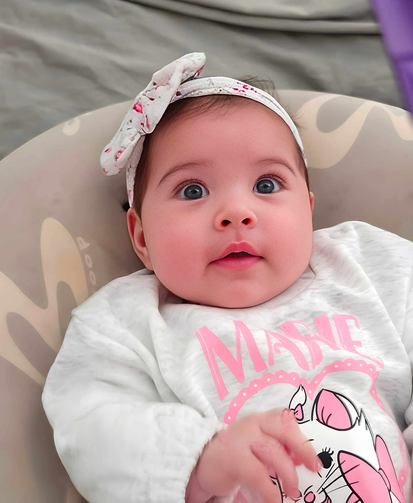 Yasmine a rejoint le concours — aidez-le/la à gagner de superbes lots ! baby, child, headband, cute, portrait, clothing, sweater, pink, white, face, hand, indoors, expression, infant, person, young, closeup, adorable, soft, cartoon