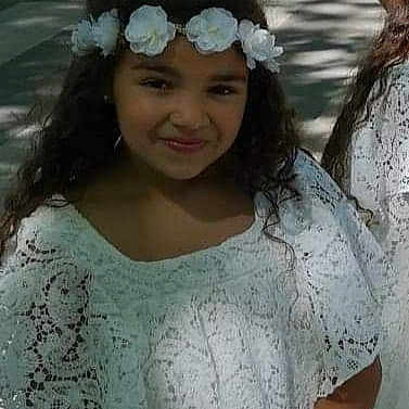 Mouna participe au concours pour gagner de l'argent avec cette photo : bridal_accessory, bridal_clothing, bridal_veil, bride, dress, embellishment, facial_expression, gesture, grass, hair, happy, head, headgear, headpiece, long_hair, skin, smile, textile, vision_care, wedding_dress