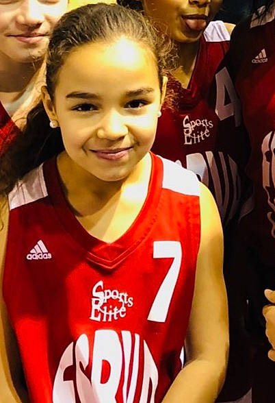 Mouna participe au concours pour gagner de l'argent avec cette photo : ball_game, black, facial_expression, fun, gesture, hairstyle, human, jersey, joy, muscle, person, player, product, shorts, smile, sports, sports_jersey, sports_uniform, sportswear, t_shirt