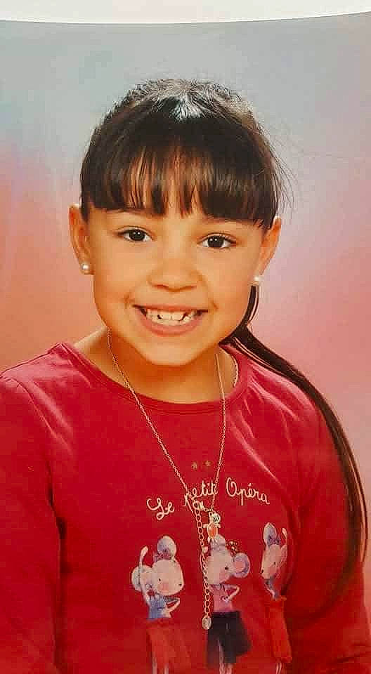 Mouna participe au concours pour gagner de l'argent avec cette photo : baby_toddler_clothing, bangs, cheek, child, chin, eyelash, face, flash_photography, gesture, happy, head, human_body, iris, jewellery, joy, neck, person, pink, skin, sleeve