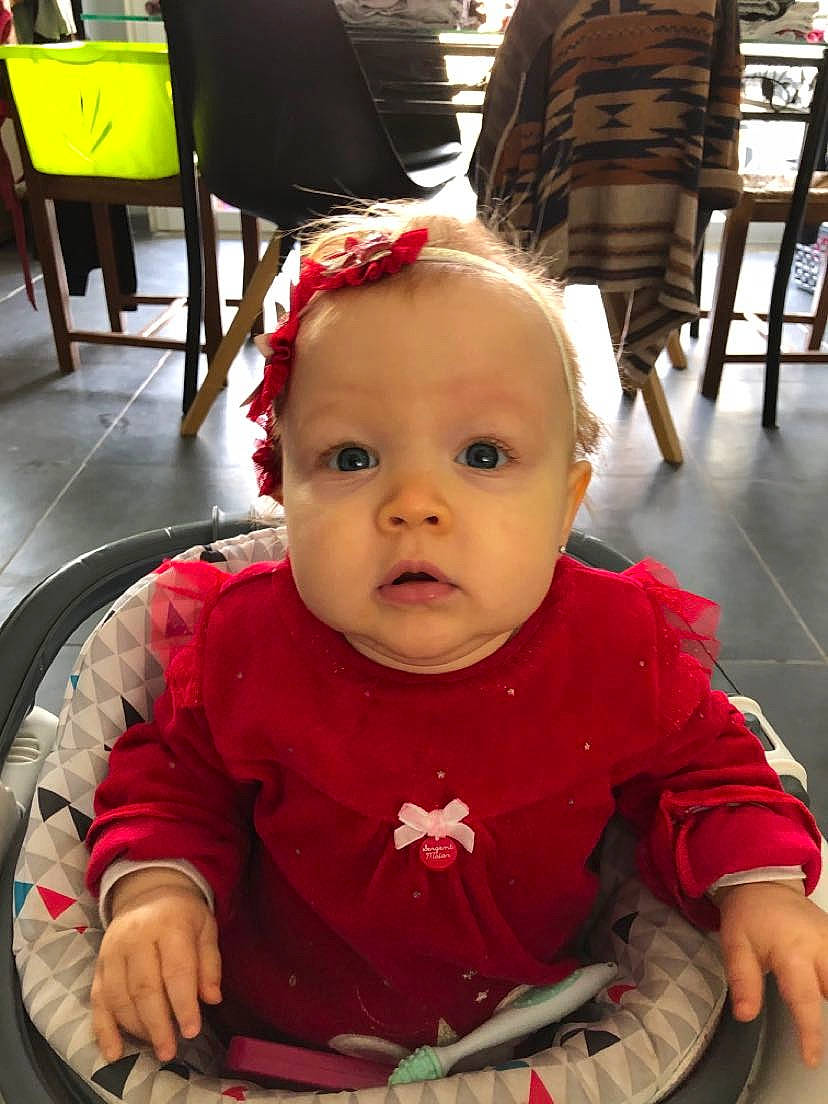 Hana participe au concours pour gagner de l'argent avec cette photo : baby, baby_toddler_clothing, carmine, chair, cheek, child, event, face, flooring, fun, happy, iris, lip, people, person, room, sitting, skin, sleeve, snapshot