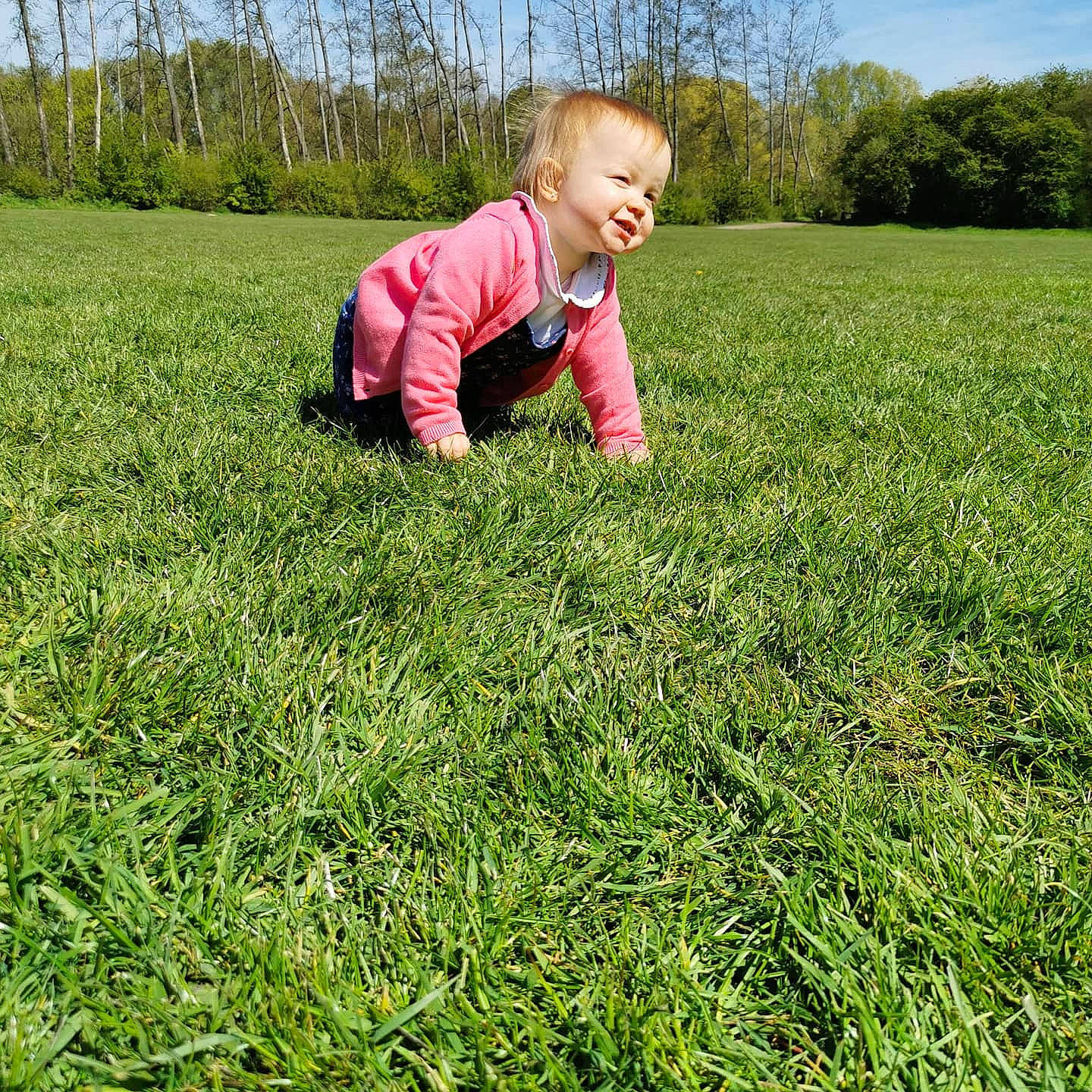Hana participe au concours pour gagner de l'argent avec cette photo : baby, baby_toddler_clothing, grass, grassland, groundcover, happy, landscape, lawn, meadow, natural_landscape, pasture, people_in_nature, person, plant, prairie, shrub, sky, sleeve, smile, toddler