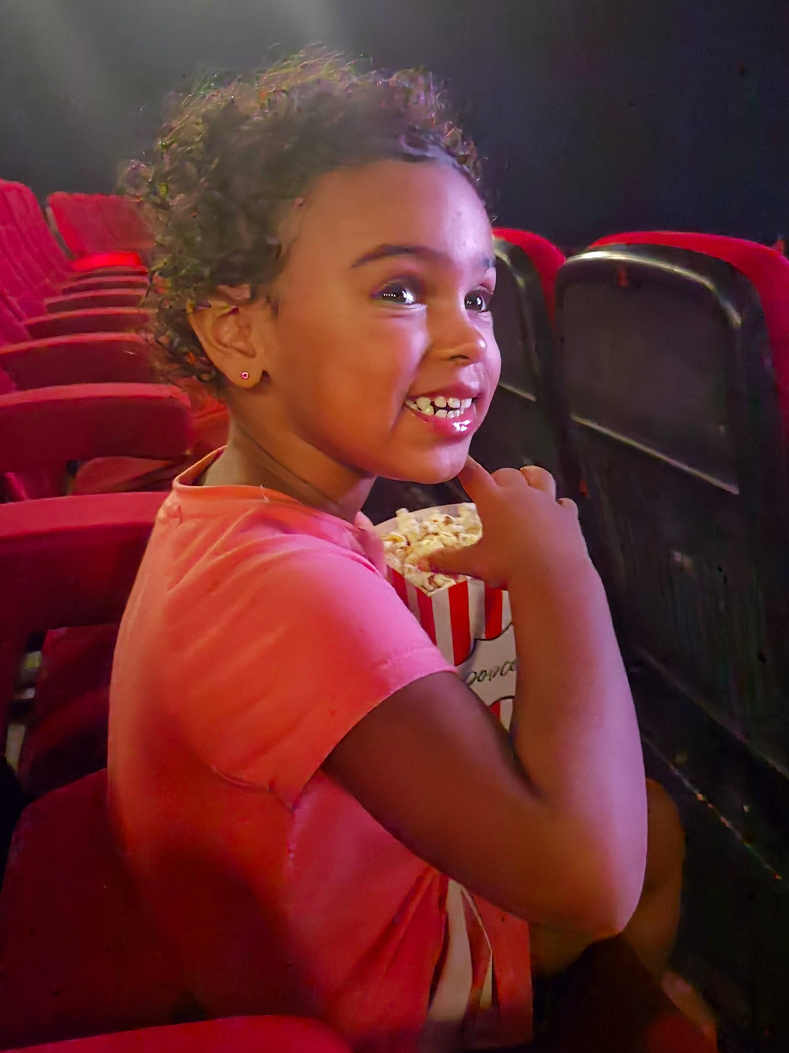 Talia participe au concours pour gagner de l'argent avec cette photo : audio_equipment, brown_hair, chair, child, earrings, entertainment, event, fashion_design, flash_photography, fun, happy, jewellery, leisure, lip, magenta, performance, performing_arts, person, singer, sitting