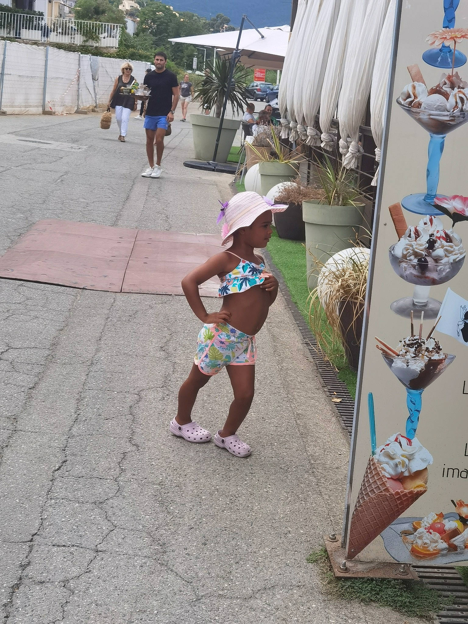 Talia participe au concours pour gagner de l'argent avec cette photo : asphalt, barechested, baseball_cap, calf, event, eyewear, fashion, fun, hat, headwear, human_leg, leg, leisure, pedestrian, person, recreation, sandal, shorts, sidewalk, t_shirt