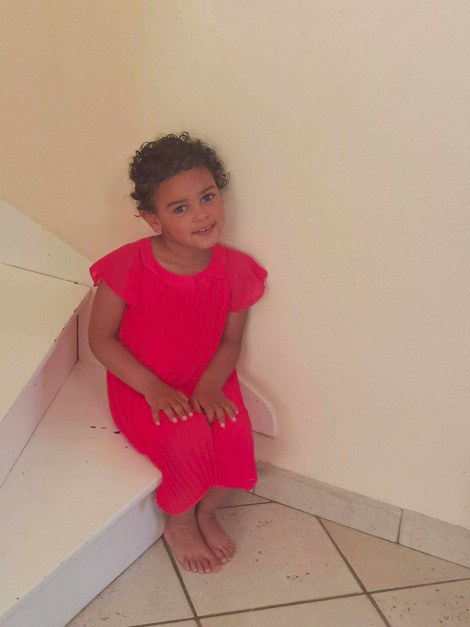 Talia a rejoint le concours — aidez-le/la à gagner de superbes lots ! baby_toddler_clothing, elbow, fashion_design, flooring, fun, hairstyle, hardwood, human_leg, joy, knee, magenta, pattern, person, shoulder, sitting, skin, sleeve, smile, thigh, toddler