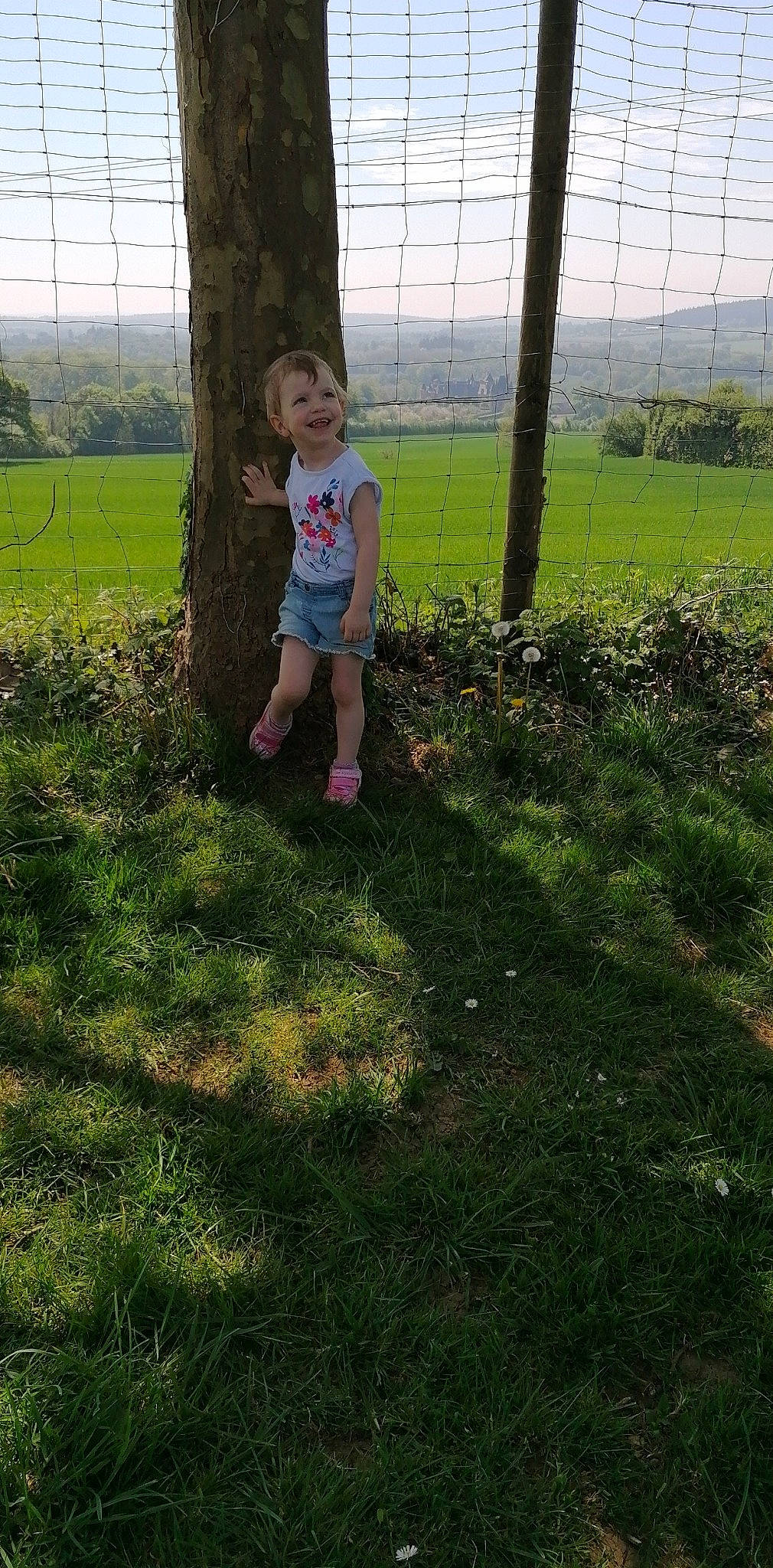 Kenzha a rejoint le concours — aidez-le/la à gagner de superbes lots ! grass, joy, lawn, person, plant, soil, tree