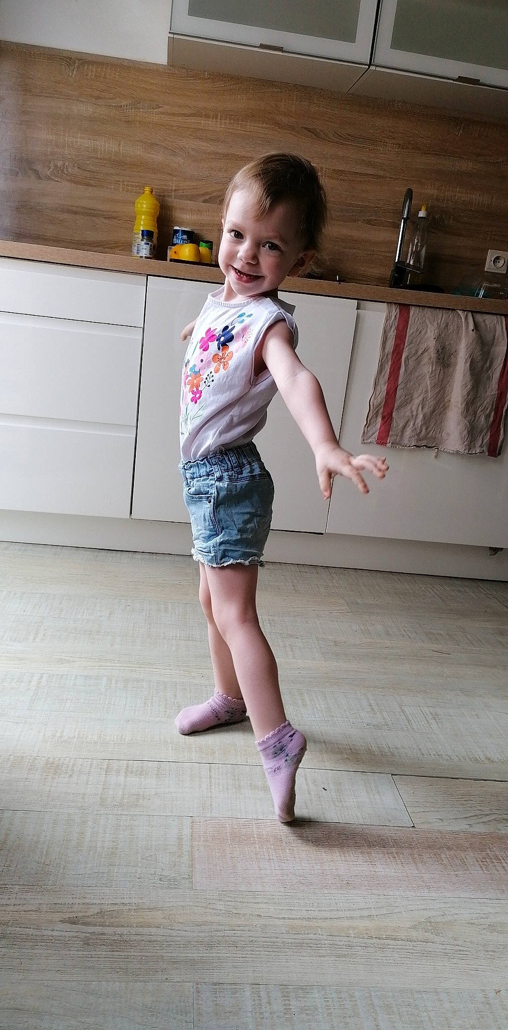 Kenzha participe au concours pour gagner de l'argent avec cette photo : baby, child, child_model, floor, flooring, footwear, joint, joy, knee, leg, pattern, person, play, shoe, shorts, shoulder, skin, standing, t_shirt, toddler