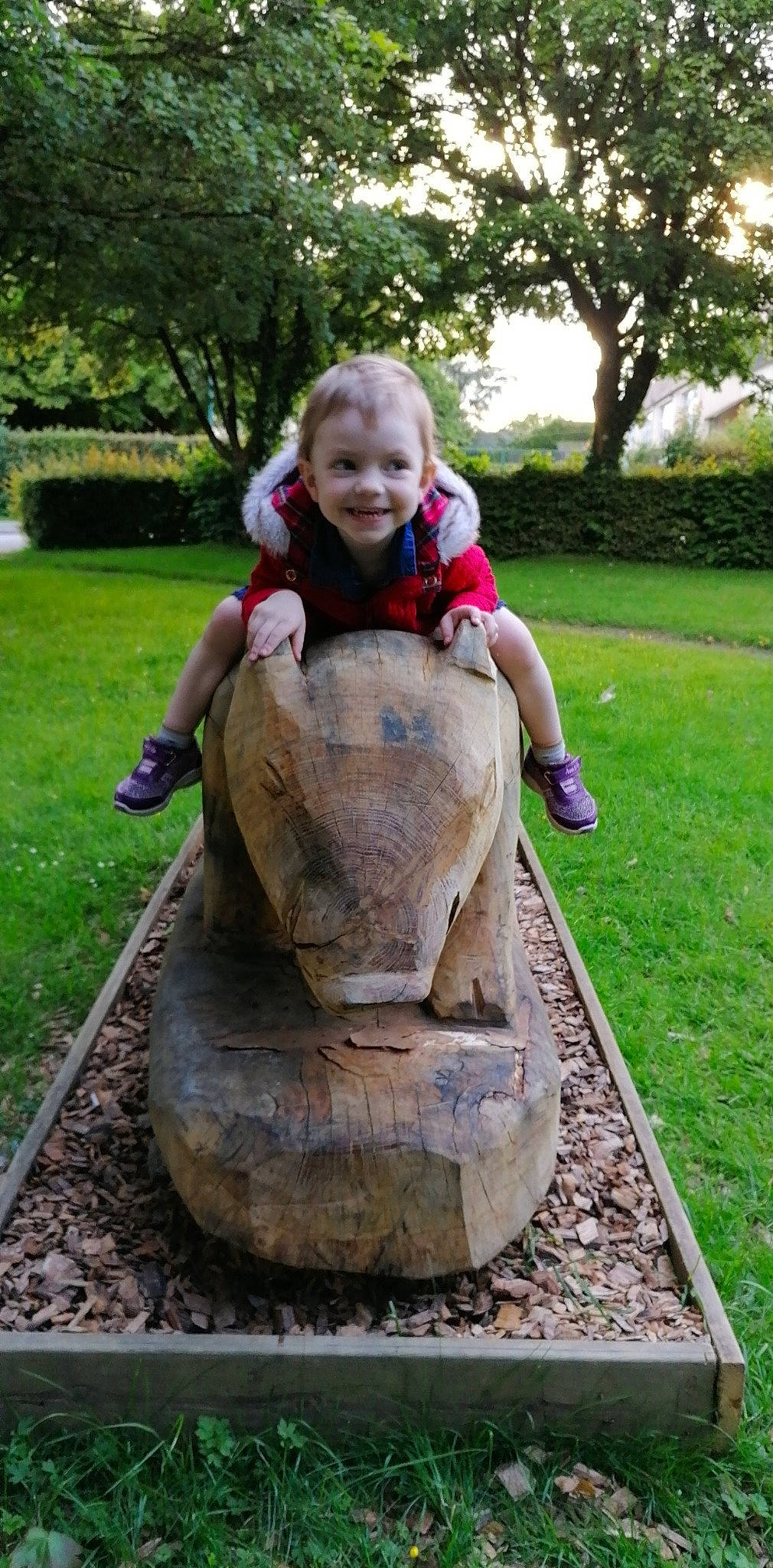 Kenzha participe au concours pour gagner de l'argent avec cette photo : art, chainsaw_carving, garden, grass, joy, landscaping, lawn, person, plant, rock, sculpture, sitting, smile, statue, stone_carving, toddler, tree