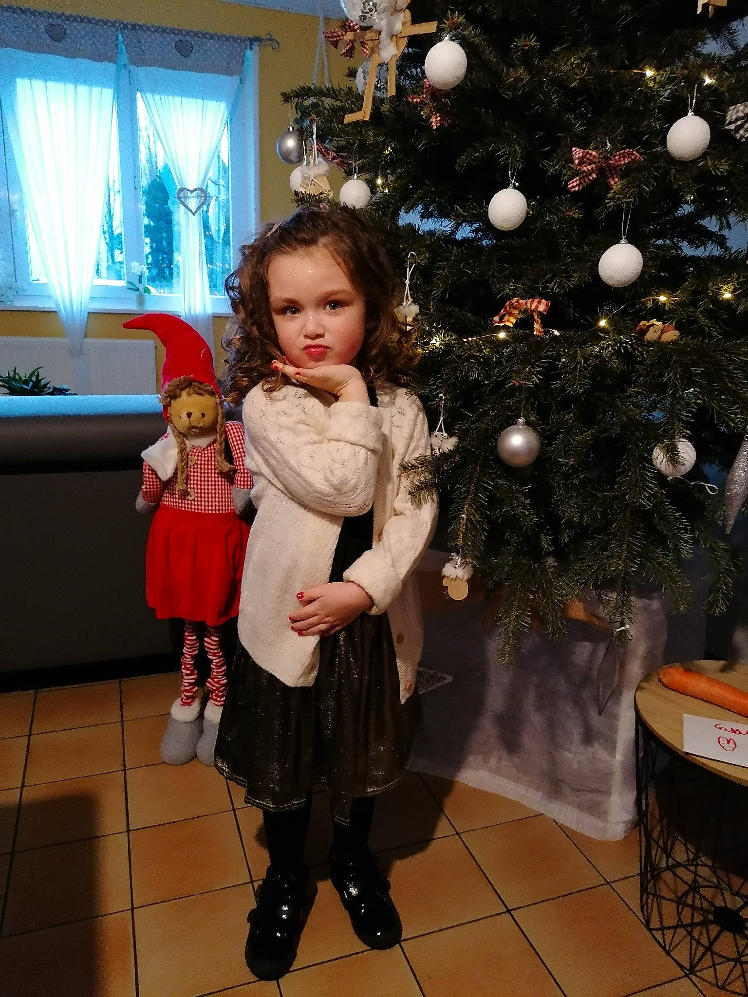 Cassy a rejoint le concours — aidez-le/la à gagner de superbes lots ! beauty, christmas_decoration, christmas_ornament, christmas_tree, dress, evergreen, fun, hair, hairstyle, happy, head, holiday_ornament, human_body, interior_design, ornament, person, plant, standing, toddler, tree