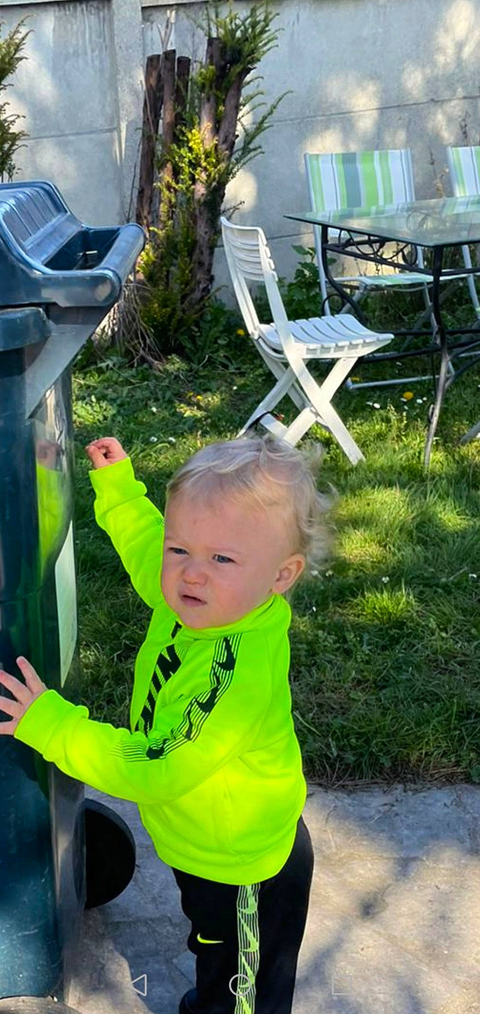 Ylann a rejoint le concours — aidez-le/la à gagner de superbes lots ! automotive_wheel_system, baby, baby_toddler_clothing, chair, child, event, fun, grass, green, happy, lawn, lawn_ornament, leisure, person, plant, recreation, summer, toddler, tree, vacation