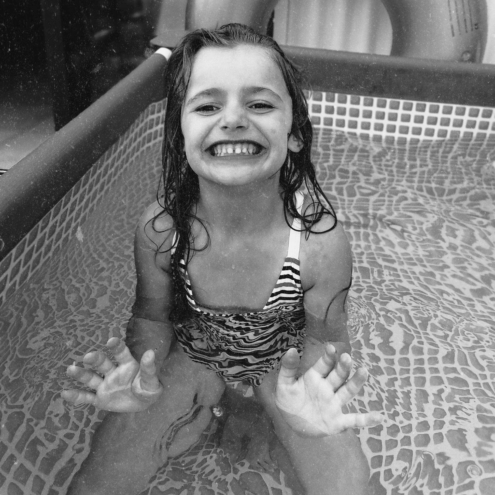 Jade a rejoint le concours — aidez-le/la à gagner de superbes lots ! black, black_and_white, child, eye, face, facial_expression, fun, happy, iris, joy, monochrome, monochrome_photography, people, person, photograph, photography, recreation, smile, snapshot, summer