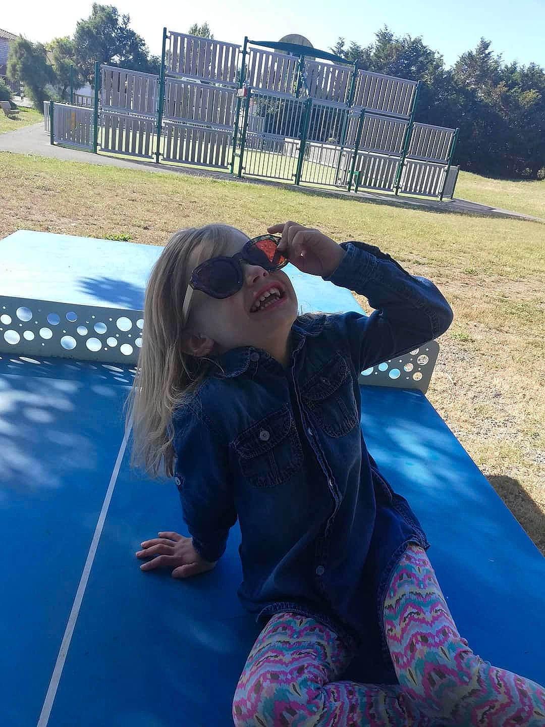 Jade a rejoint le concours — aidez-le/la à gagner de superbes lots ! blond, denim, fun, glasses, grass, jeans, leg, leisure, long_hair, person, photography, sitting, smile, summer, sunglasses, tree, vacation