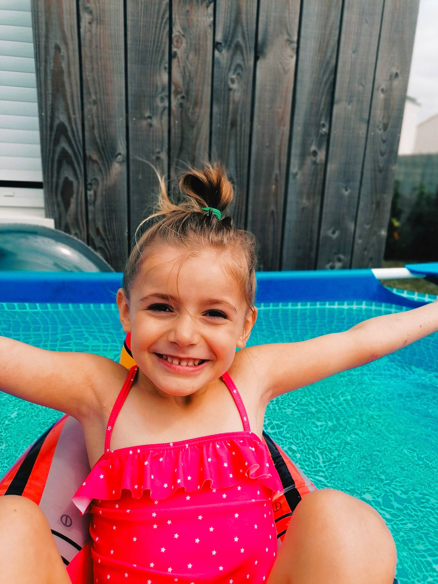 Jade a rejoint le concours — aidez-le/la à gagner de superbes lots ! child, ear, face, facial_expression, fun, games, happy, joy, leisure, person, play, pool, recreation, skin, smile, summer, swimming_pool, swimwear, toddler, vacation